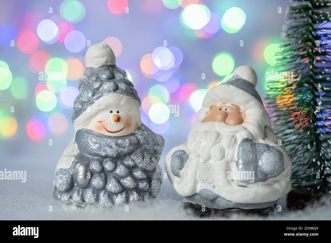 Carte De Vœux De Noel Avec Bonhomme De Neige Decoratif Et Pere Noel Effet Bokeh Sur L Arriere Plan Image Photo Stock Alamy