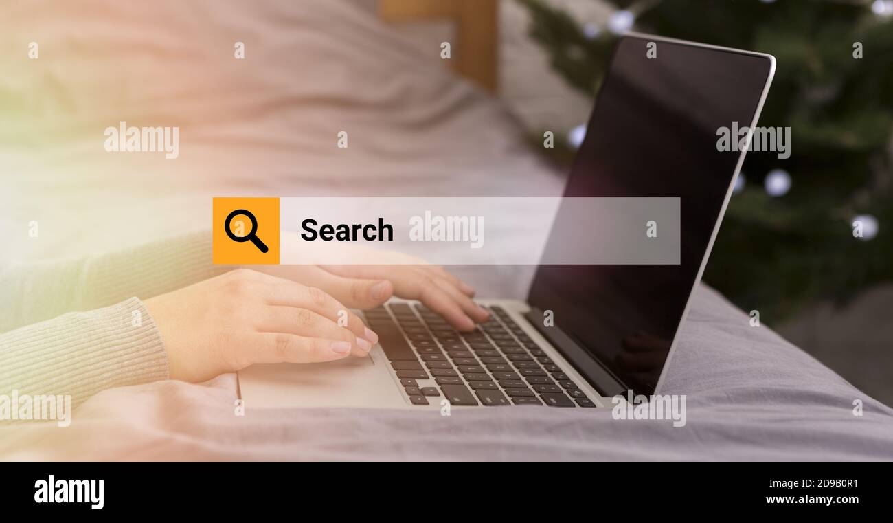 Femme méconnue naviguant sur Internet à l'aide d'un ordinateur portable travaillant à la maison Banque D'Images