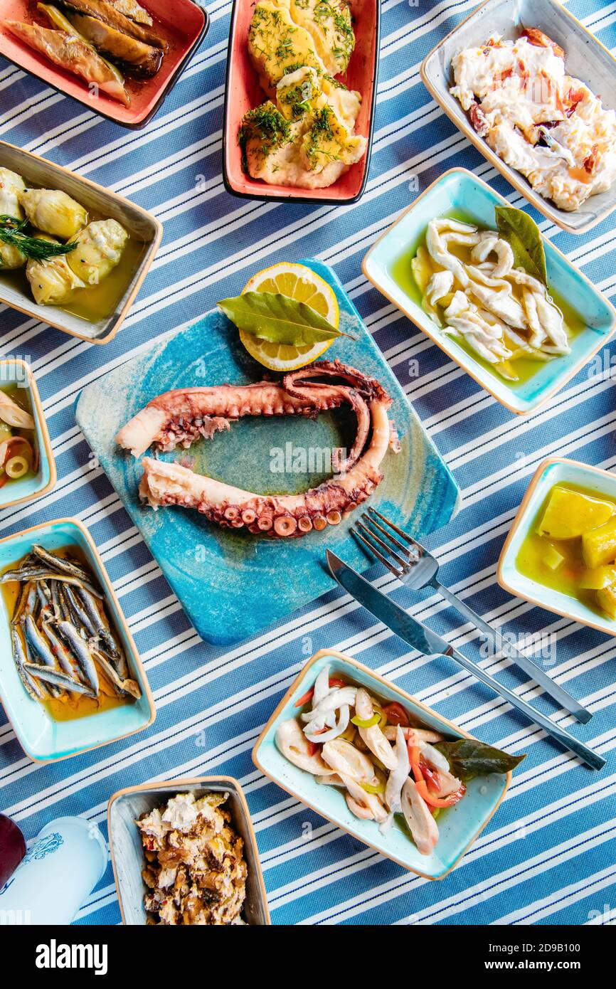 Fruits de mer, viande grillée, meze, herbes, poisson, Raki, ouzo, hors-d'œuvre et salades au restaurant de poissons grec ou turc sur la table pour le dîner ou le déjeuner Banque D'Images