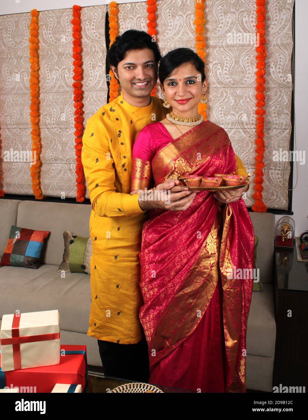 Beau couple indien tenant diya thali pour la célébration de Diwali. Banque D'Images