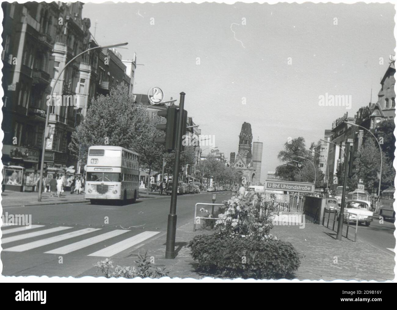 Kurfürstendamm Berlin 1954 avec mémorial Gedächtniskirche und Doppeldecker bus - bus à impériale Banque D'Images