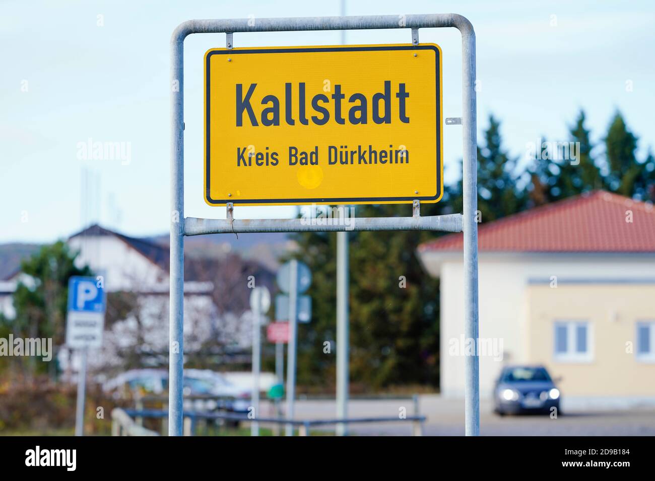 04 novembre 2020, Rhénanie-Palatinat, Kallstadt: Un signe de nom de lieu avec l'inscription 'Kallstadt' est situé à l'entrée d'une ville. Kallstadt était la résidence des ancêtres du côté paternel du président américain Trump. Photo: Uwe Anspach/dpa Banque D'Images
