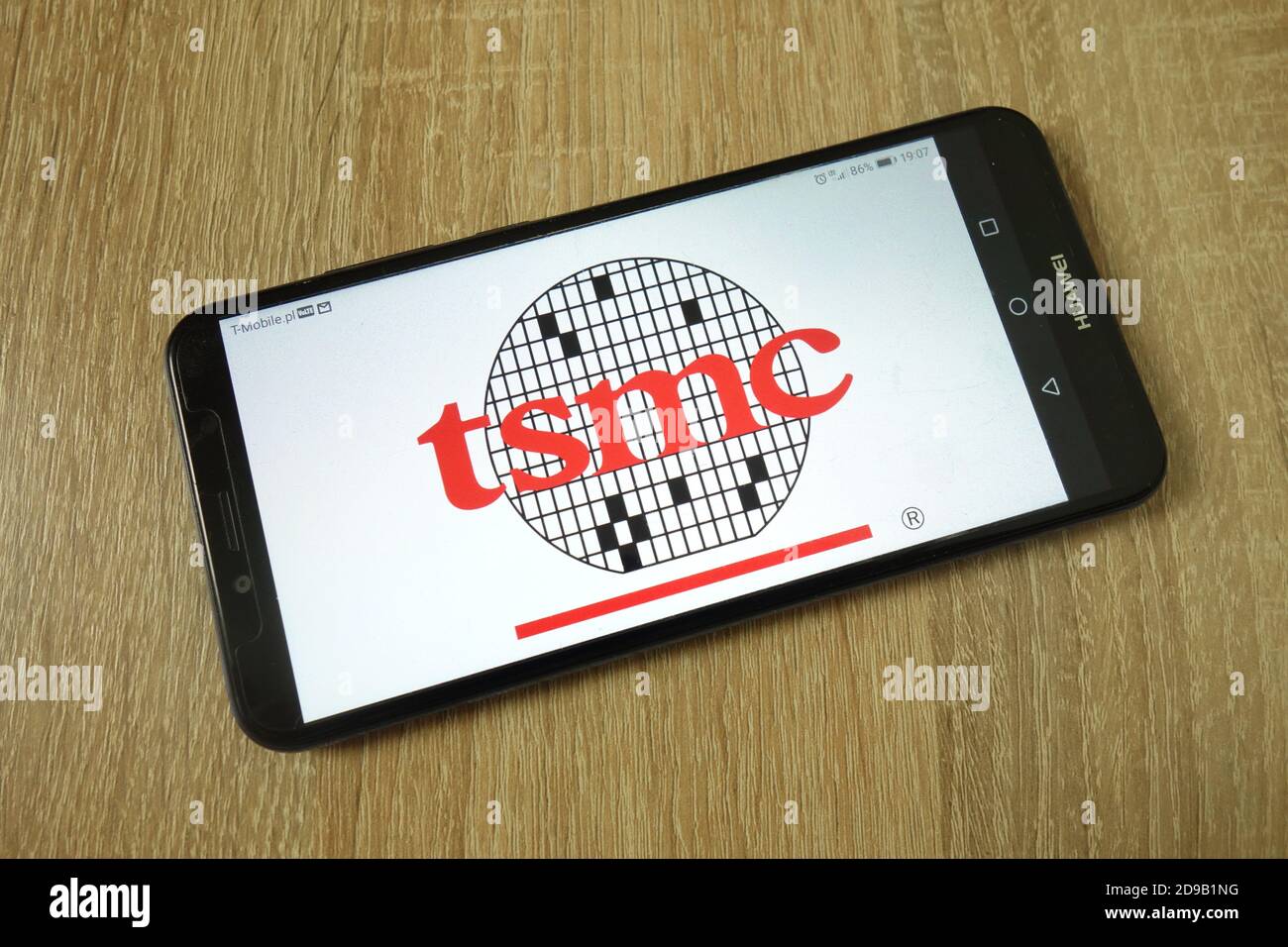 KONSKIE, POLOGNE - 11 juin 2019 : Taiwan Semiconductor Manufacturing Company, Limited - logo TSMC affiché sur le téléphone portable Banque D'Images