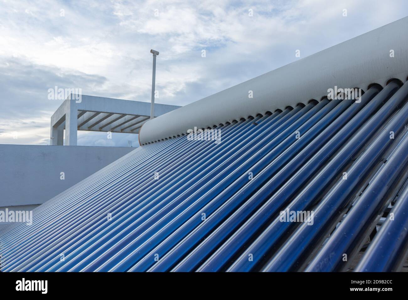 panneaux solaires et tubes installés pour le chauffage de l'eau sur le toit hauts de maisons et de bâtiments pour économiser l'énergie Banque D'Images