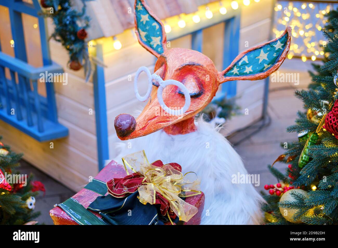 Une statue d'un renard avec un cadeau près de l'arbre de Noël, décoration pour la nouvelle année. Composition de Noël à Moscou sur la place Manezhnaya - Moscou, Rus Banque D'Images