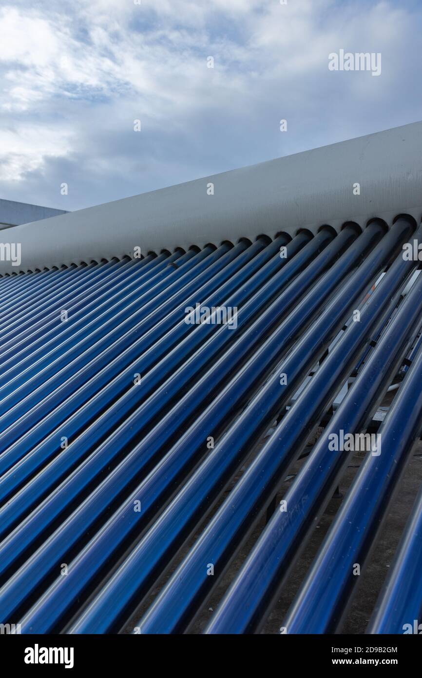 panneaux solaires et tubes installés sur le toit des maisons et des bâtiments pour économiser l'énergie Banque D'Images
