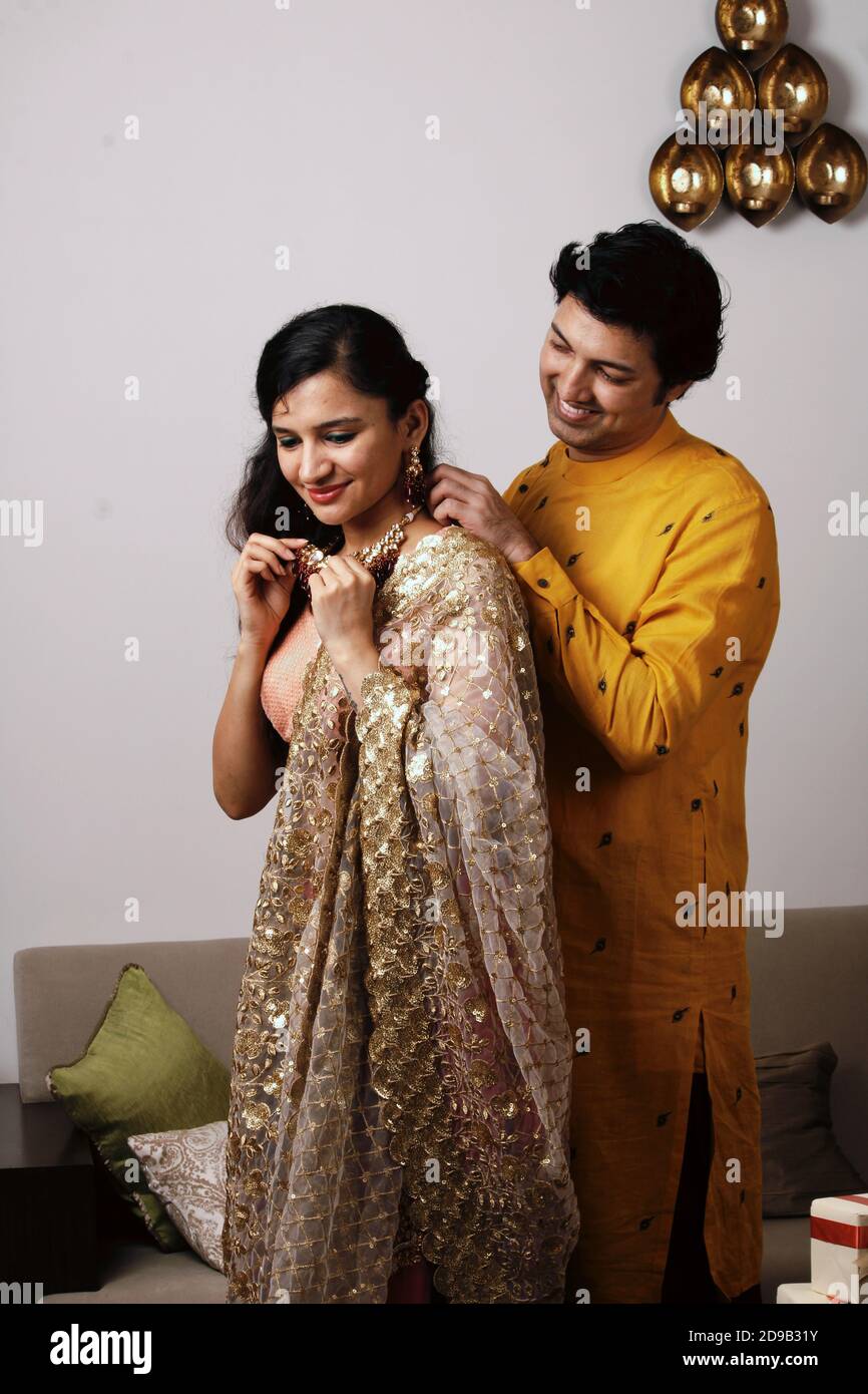 Un Indien qui noue ou présente un collier d'or à sa belle femme à  l'anniversaire, à la Saint-Valentin, à l'anniversaire ou au festival Diwali  Photo Stock - Alamy