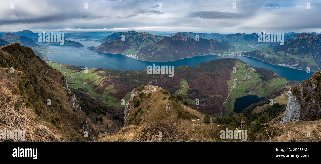Vue panoramique sur le lac de Lucerne depuis Niederbauen sur Bürgenstock, Lucerne, Gersau, Rigi, Brunnen, Schwyz et Urnersee Banque D'Images