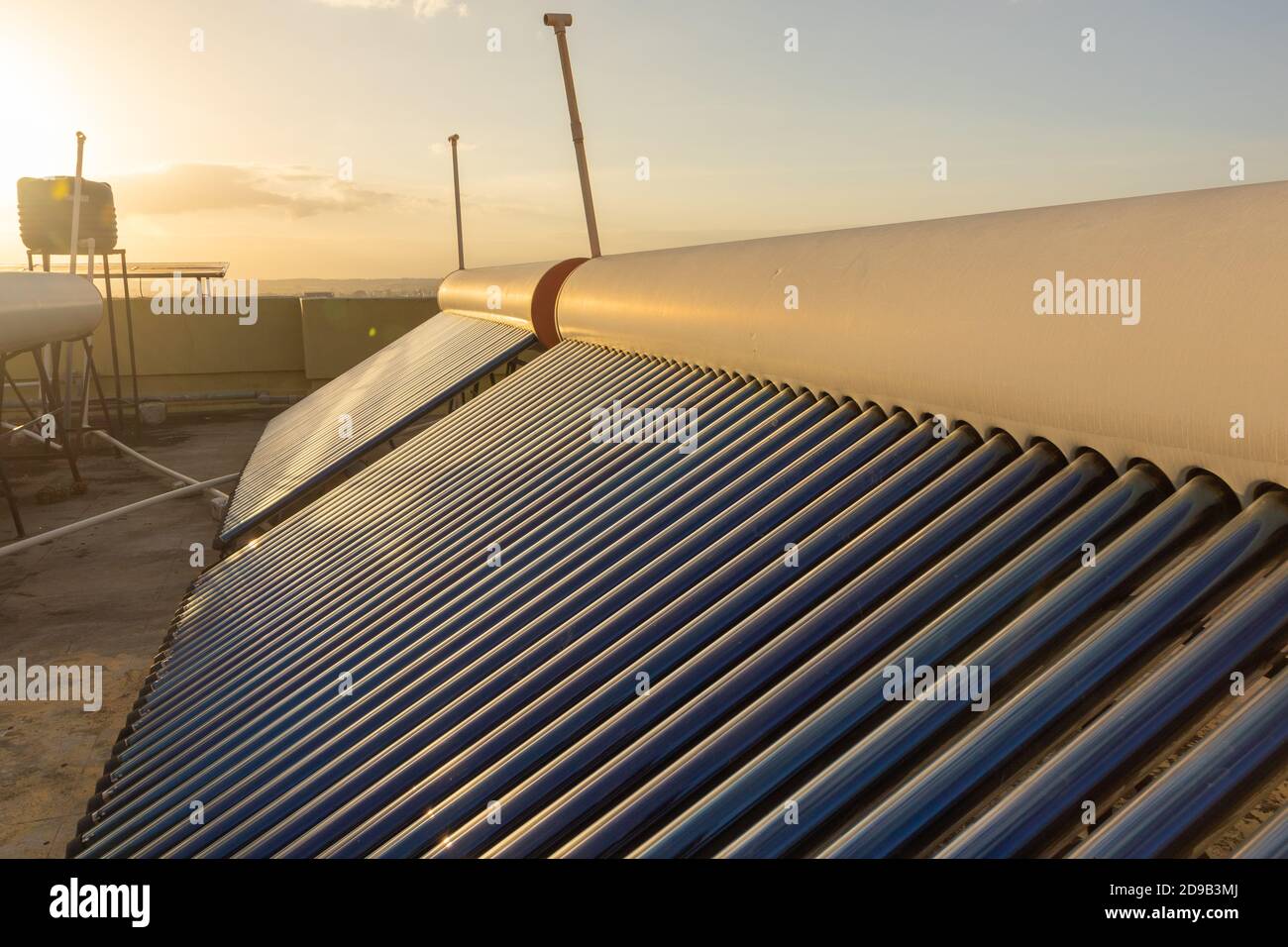 panneaux solaires et tubes installés sur le toit des maisons et des bâtiments pour économiser l'énergie Banque D'Images