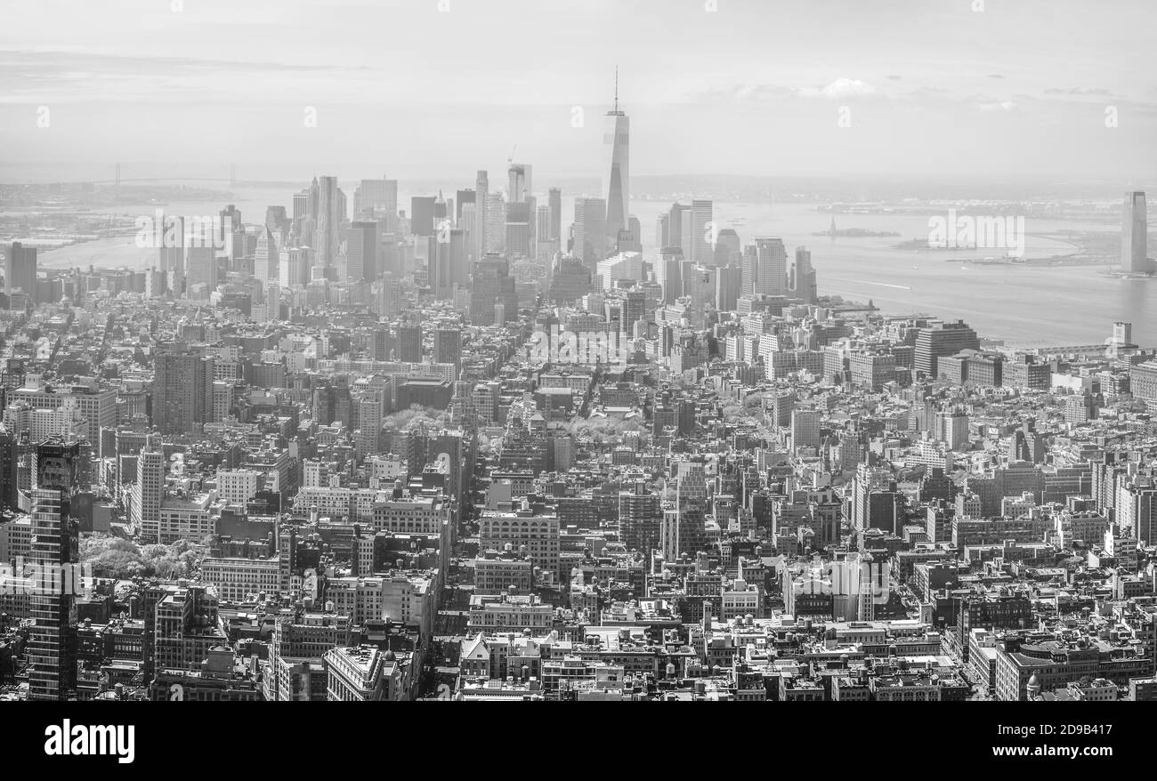 Ville de New York et gratte-ciel de Brooklyn. Image en noir et blanc du panorama de Manhattan, vue depuis l'Empire State Buildig par une journée de brouillard Banque D'Images