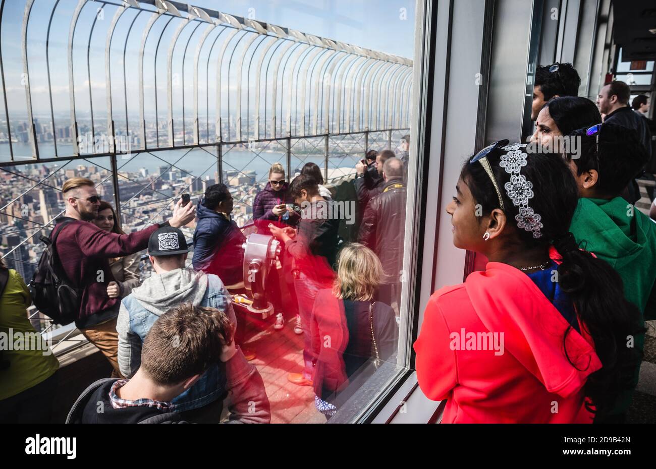 NEW YORK, Etats-Unis - 30 avril 2016 : les touristes profitent de la vue à couper le souffle de la ville de New York depuis le pont d'observation de l'Empire State Building Banque D'Images