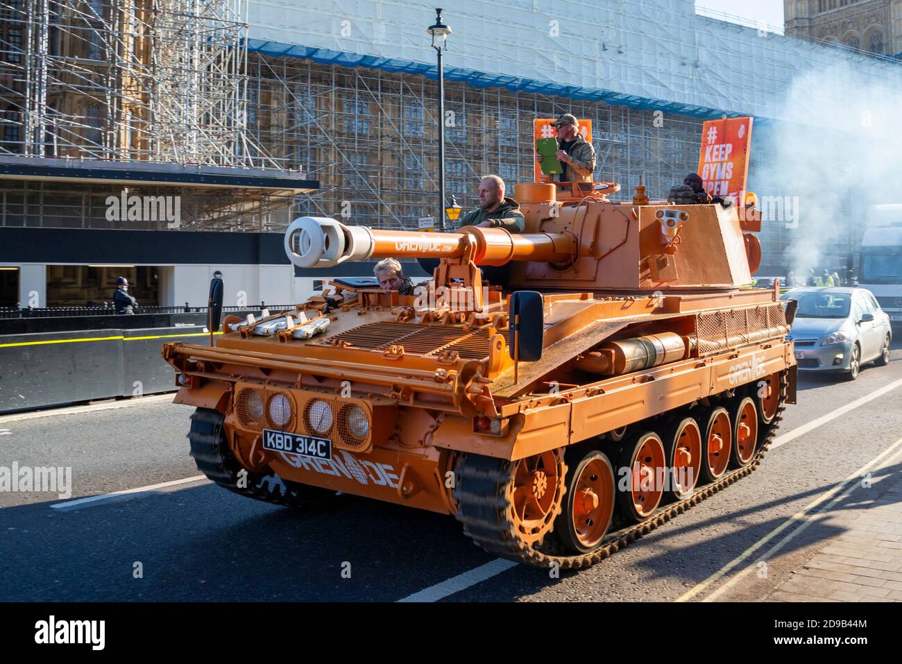 Westminster, Londres, Royaume-Uni. 4 novembre 2020. Un ancien char Abbott de l'armée britannique (plus correctement un fusil automoteur) a fait le tour de Westminster et du Parlement pour protester contre la fermeture des gymnases pendant le confinement du coronavirus COVID-19. Le véhicule blindé orange Vickers Abbot FV433 démoggé fait également la publicité de Grenade, une barre de nutrition. Moteur Smokey. Pollution Banque D'Images