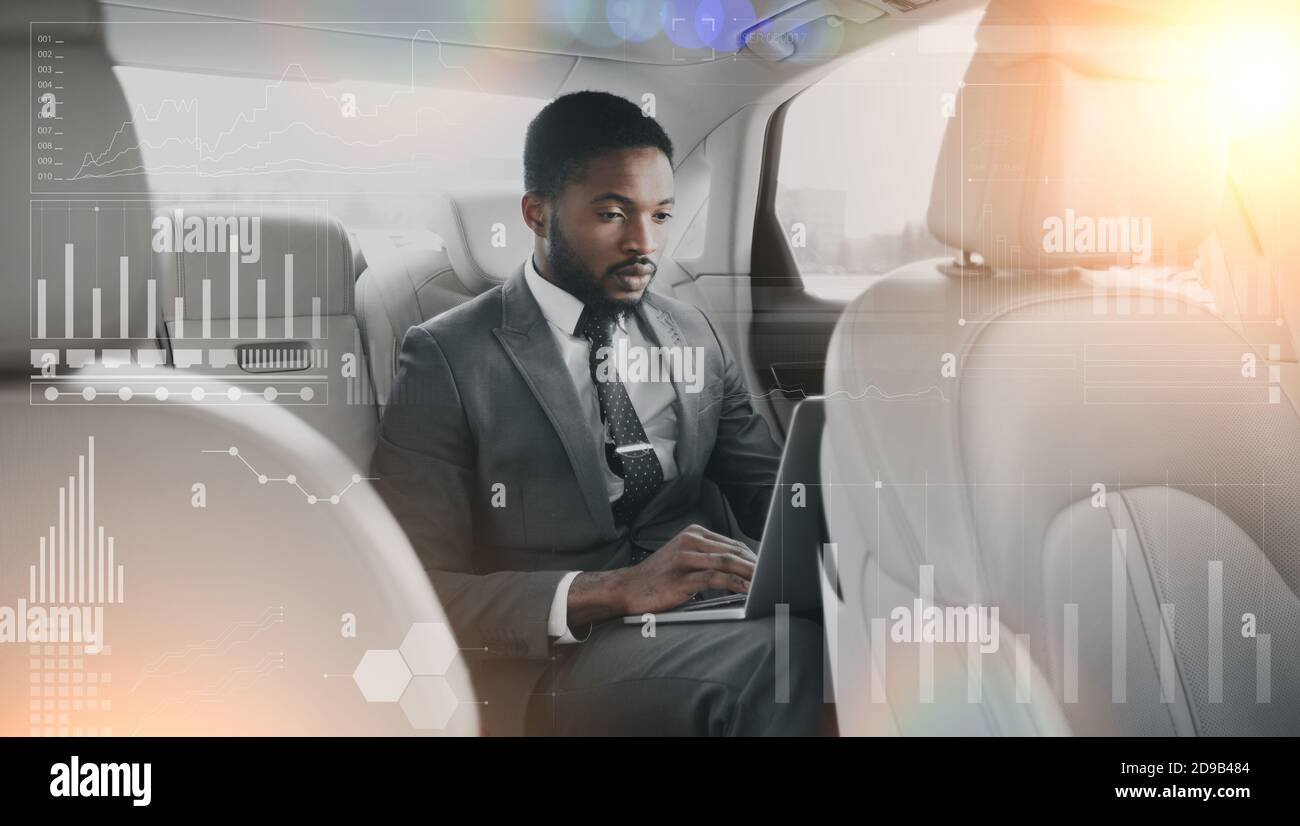 Collage du responsable afro-américain SEO travaillant sur ordinateur portable à siège arrière de sa voiture et tableaux financiers sur virtuel écran Banque D'Images
