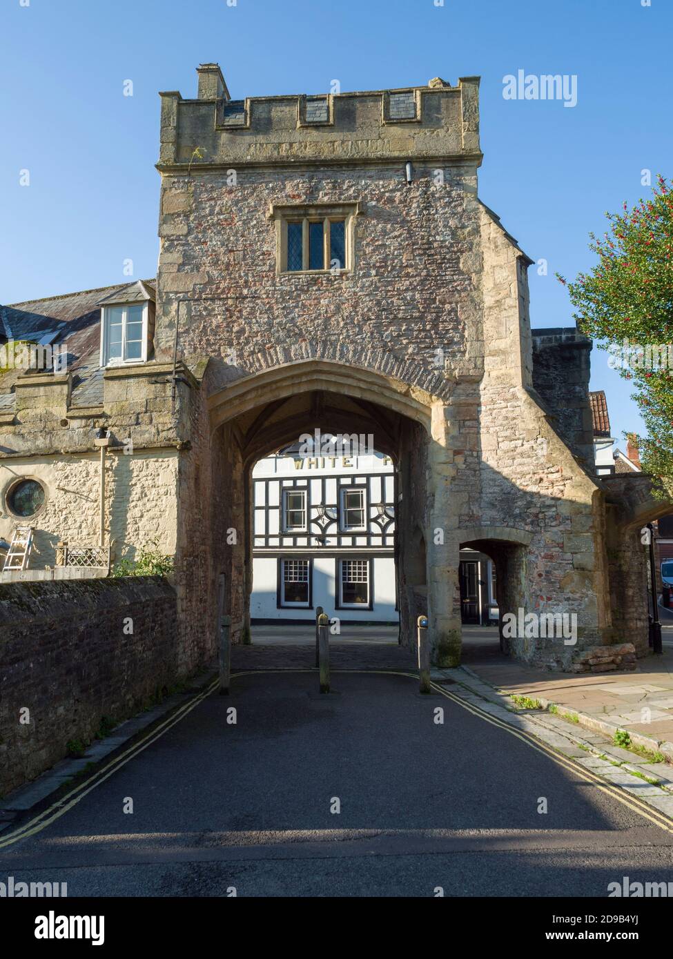 La porte Brown du XVe siècle donne sur Sadler Street depuis Cathedral Green dans la ville de Wells, Somerset, Angleterre. Banque D'Images