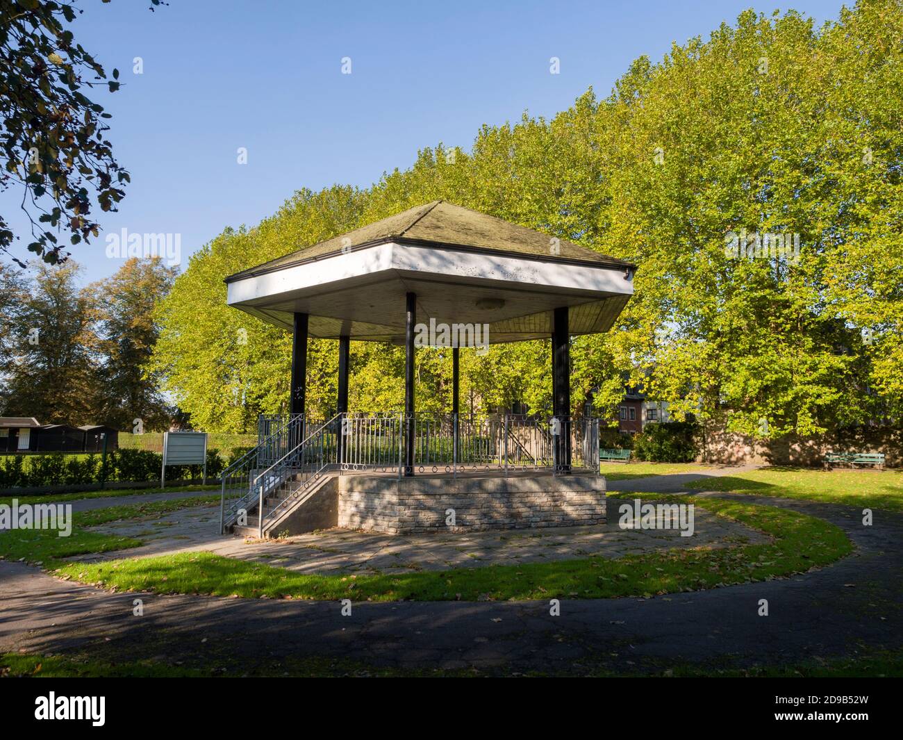 Le kiosque dans le terrain de loisirs de la ville de Wells, Somerset, Angleterre. Banque D'Images