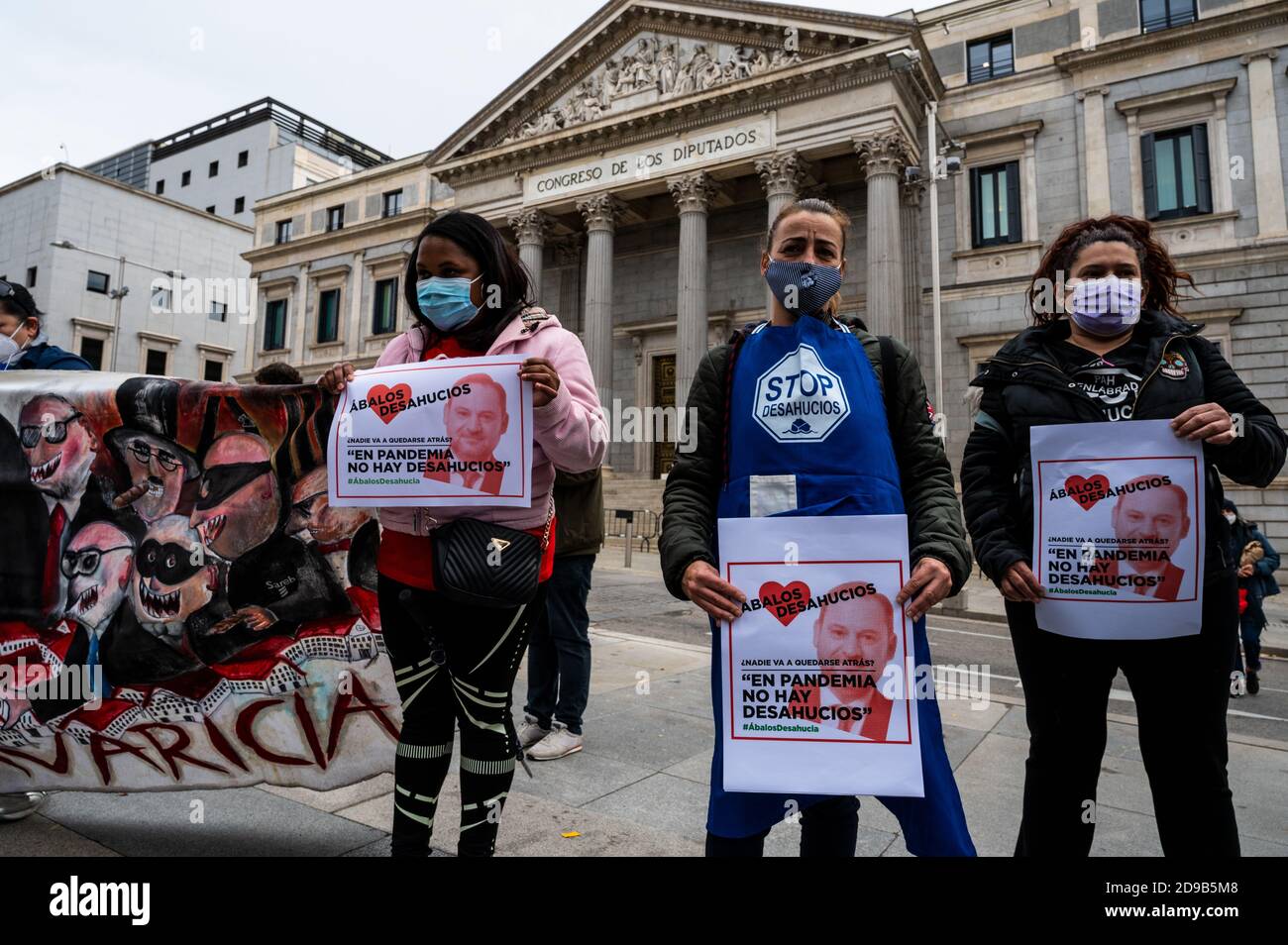 Madrid, Espagne. 04e novembre 2020. Les femmes tiennent un écriteau indiquant « aucune expulsion en cas de pandémie » lors d'une manifestation devant le Parlement espagnol pour exiger l'arrêt des expulsions pendant l'épidémie du coronavirus (COVID-19). Credit: Marcos del Mazo/Alay Live News Banque D'Images