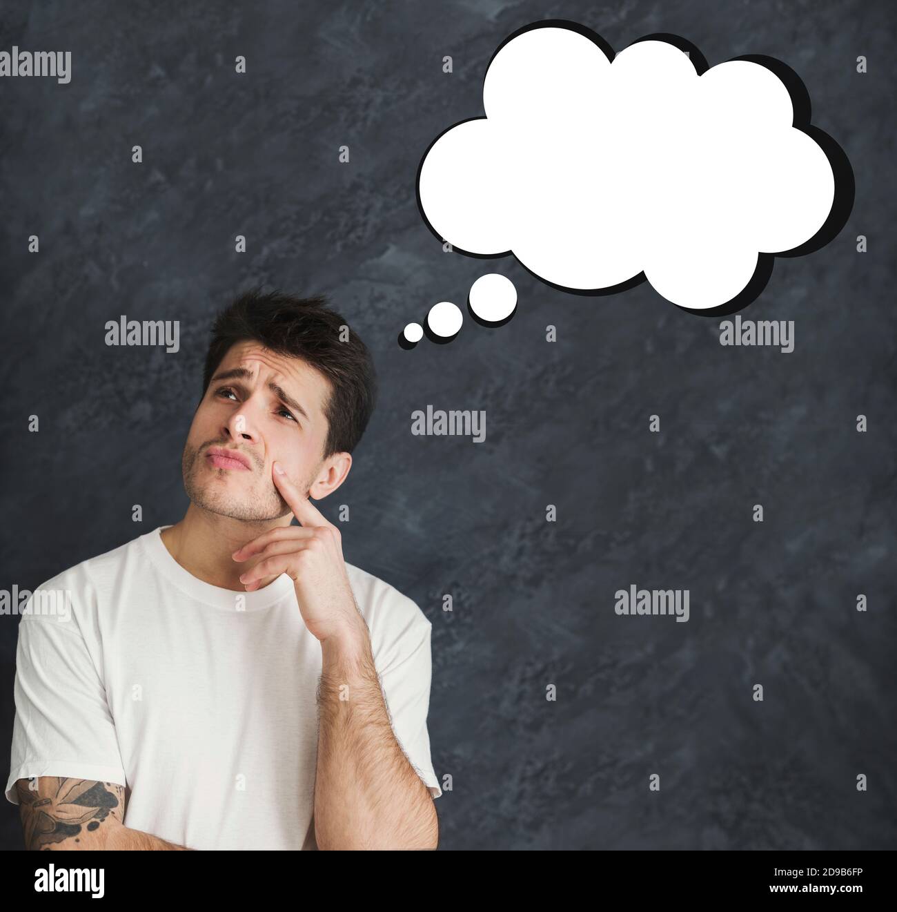 Homme millénaire de Broody avec un nuage de pensée vierge sur fond gris, maquette pour le design Banque D'Images