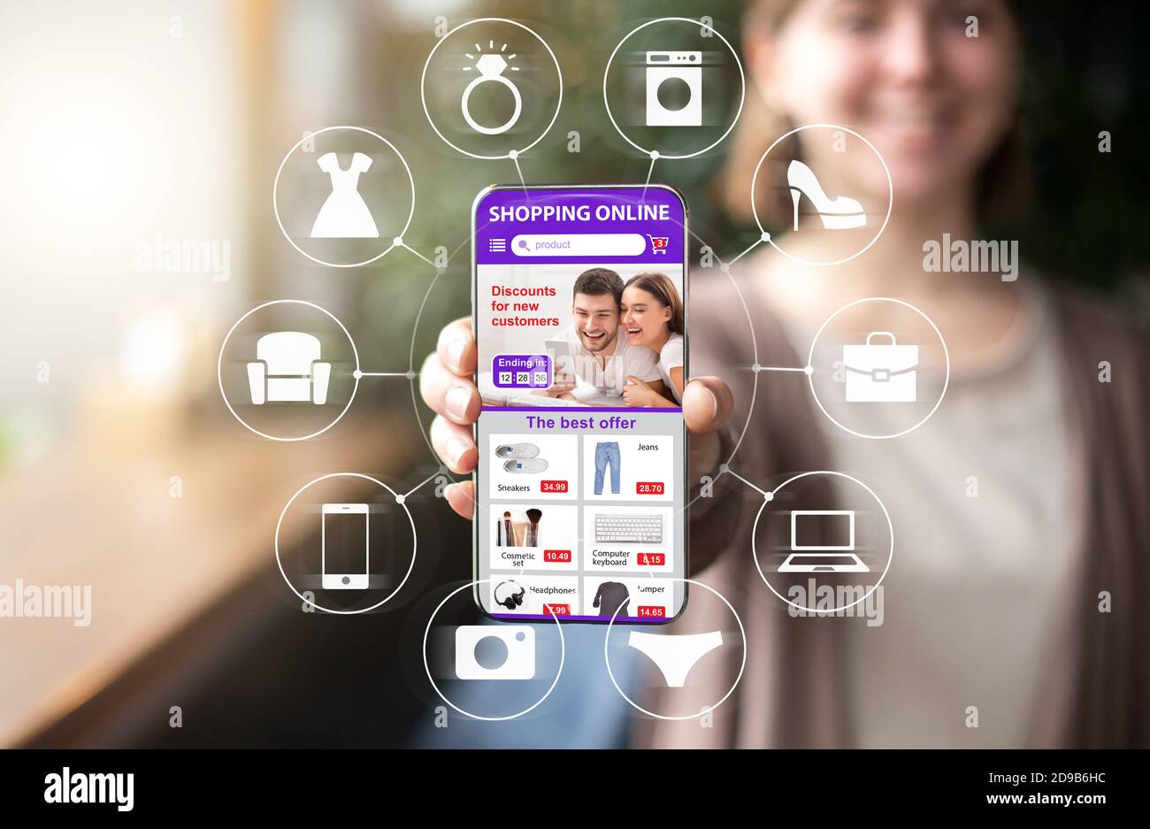 Achats en ligne. Jeune femme tenant un smartphone avec le site Web de magasin de vêtements à l'écran, collage Banque D'Images