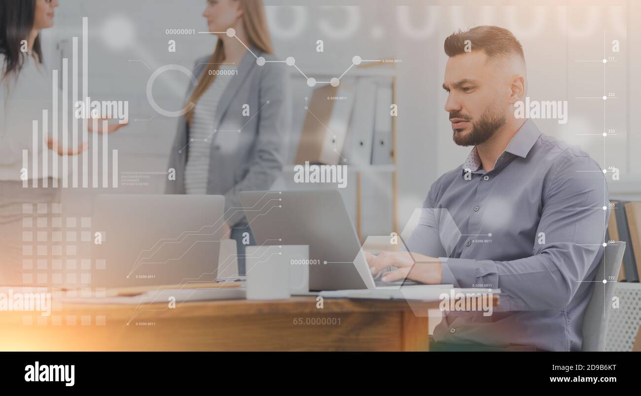 Homme d'affaires utilisant un ordinateur portable tandis que ses collègues interagissent en arrière-plan au bureau, collages avec des données financières Banque D'Images