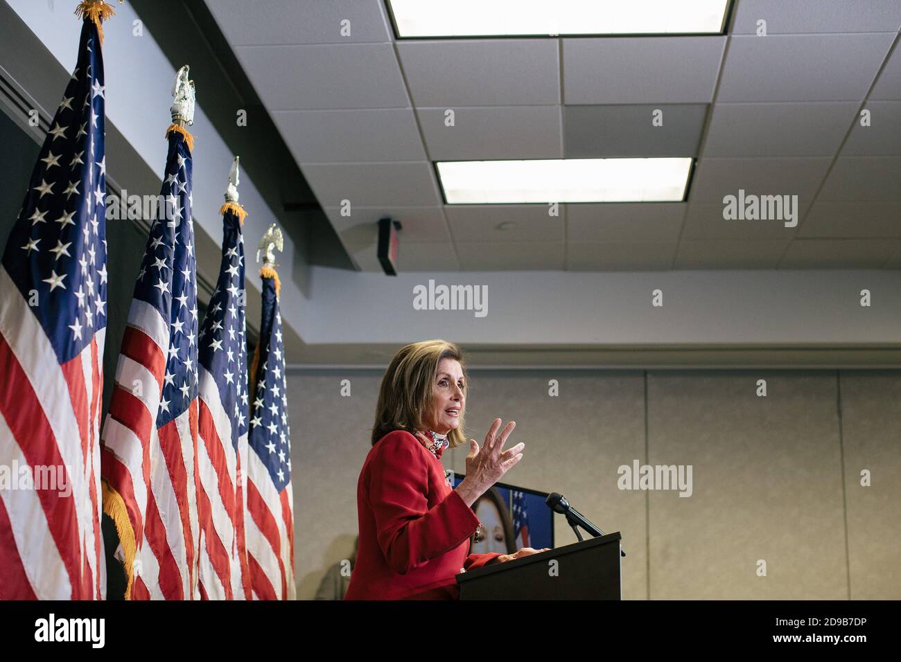 La conférencière Nancy Pelosi tient une conférence de presse au siège du Comité de campagne du Congrès démocratique à Washington, DC, alors que les résultats des élections de 2020 sont comptabilisés le mardi 3 novembre 2020. Cheri Bustos, présidente du DCCC, est apparue virtuellement à Moline, Illinois. (Photo par Alyssa Schukar/Pool/Sipa USA) crédit: SIPA USA/Alay Live News Banque D'Images