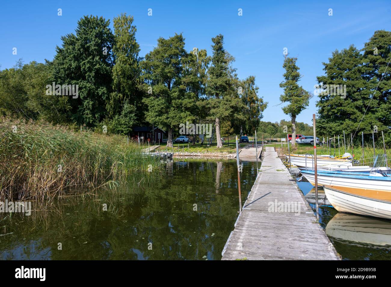 Une jetée flottante et des bateaux dans un lac. Photo de Ringsjon, comté de Scania, Suède Banque D'Images