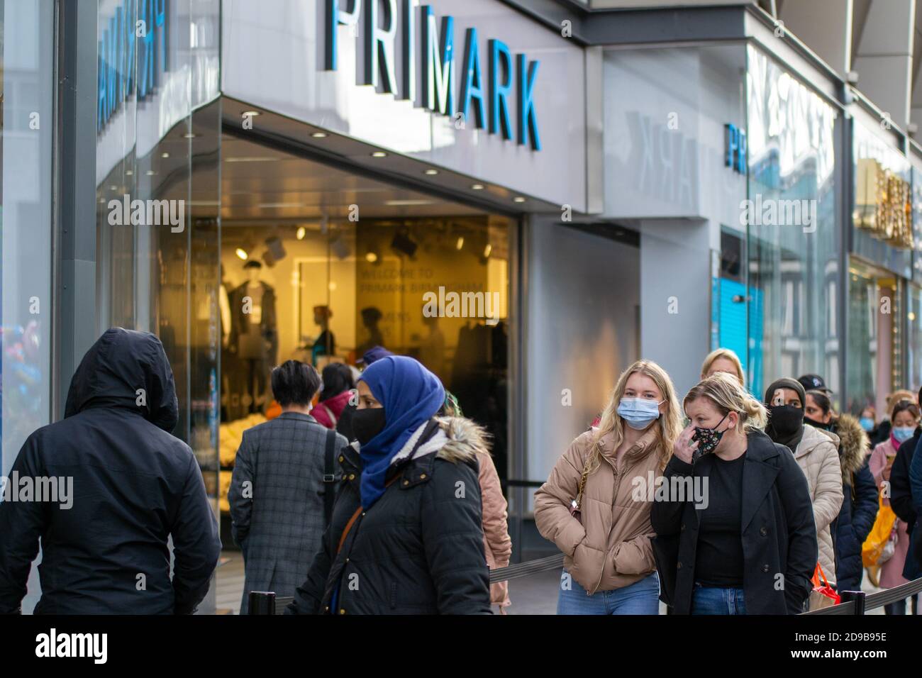 Birmingham, Royaume-Uni. 4 novembre 2020. Un peu de thérapie au détail au plus grand Primark au monde avant le verrouillage britannique numéro deux. Crédit : Ryan Underwood/Alay Live News Banque D'Images