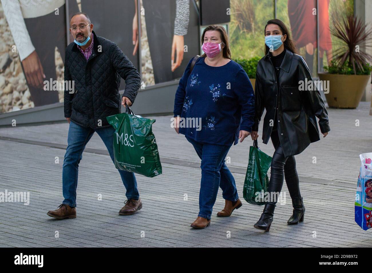 Birmingham, Royaume-Uni. 4 novembre 2020. Un peu de M&S shopping avant de verrouiller. Les magasins d'alimentation essentiels ne sont pas près de fermer. Crédit : Ryan Underwood/Alay Live News Banque D'Images