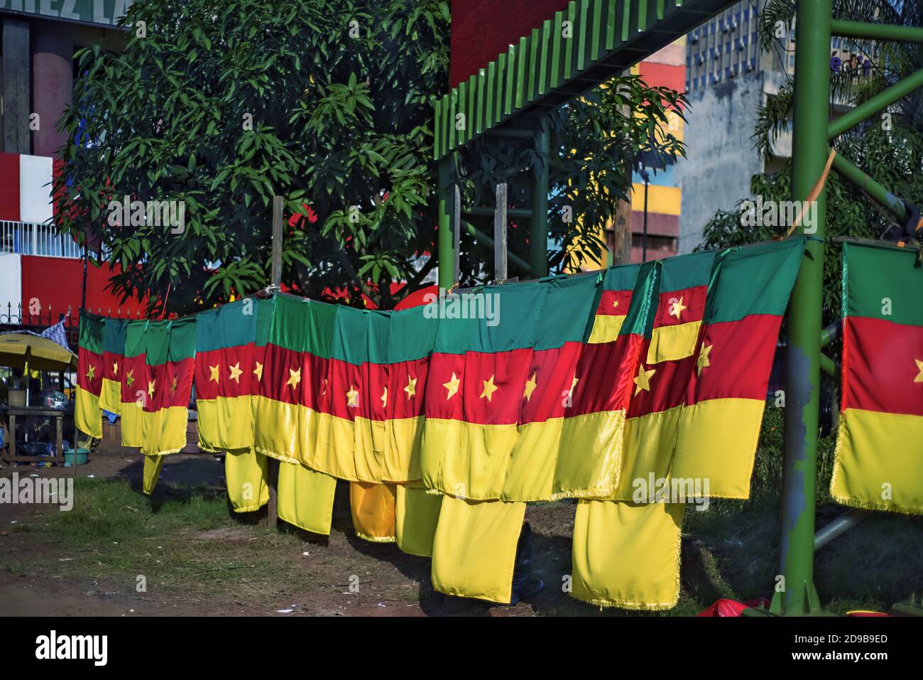 Drapeaux camerounde colorés à Yaoundé Banque D'Images