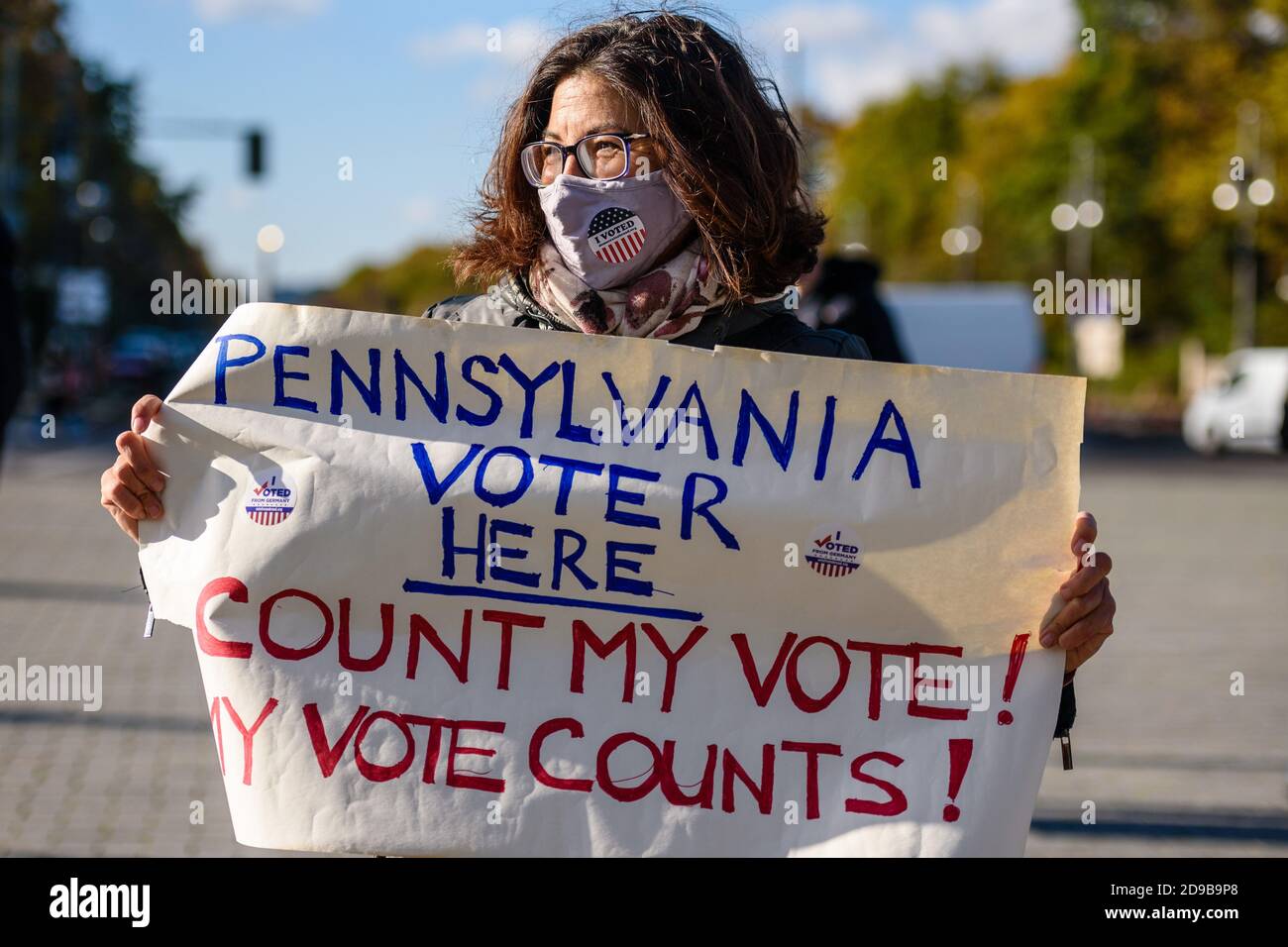 Allemagne, Berlin, le 04 novembre 2020: Un protestataires et des partisans de l'ancien vice-président démocrate JOE BIDEN tenant un panneau lisant "Pennsylvania votant Here Count my vote! mon vote compte !'' Peut être vu à côté de la porte de Brandebourg dans le centre de Berlin lors d'un rallye unter la devise 'Comte the votes! Rassemblement pour des élections équitables aux États-Unis organisé par les Démocrates à l'étranger, l'organisation officielle du Parti démocratique pour les citoyens des États-Unis vivant de façon permanente ou temporaire hors des États-Unis, pendant le compte de vote final en attente pour les 2020 états-Unis presi Banque D'Images