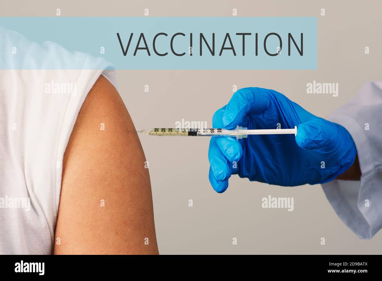 gros plan d'un médecin, portant un manteau blanc et des gants chirurgicaux bleus, vaccinant un jeune homme caucasien, et le texte vaccination Banque D'Images