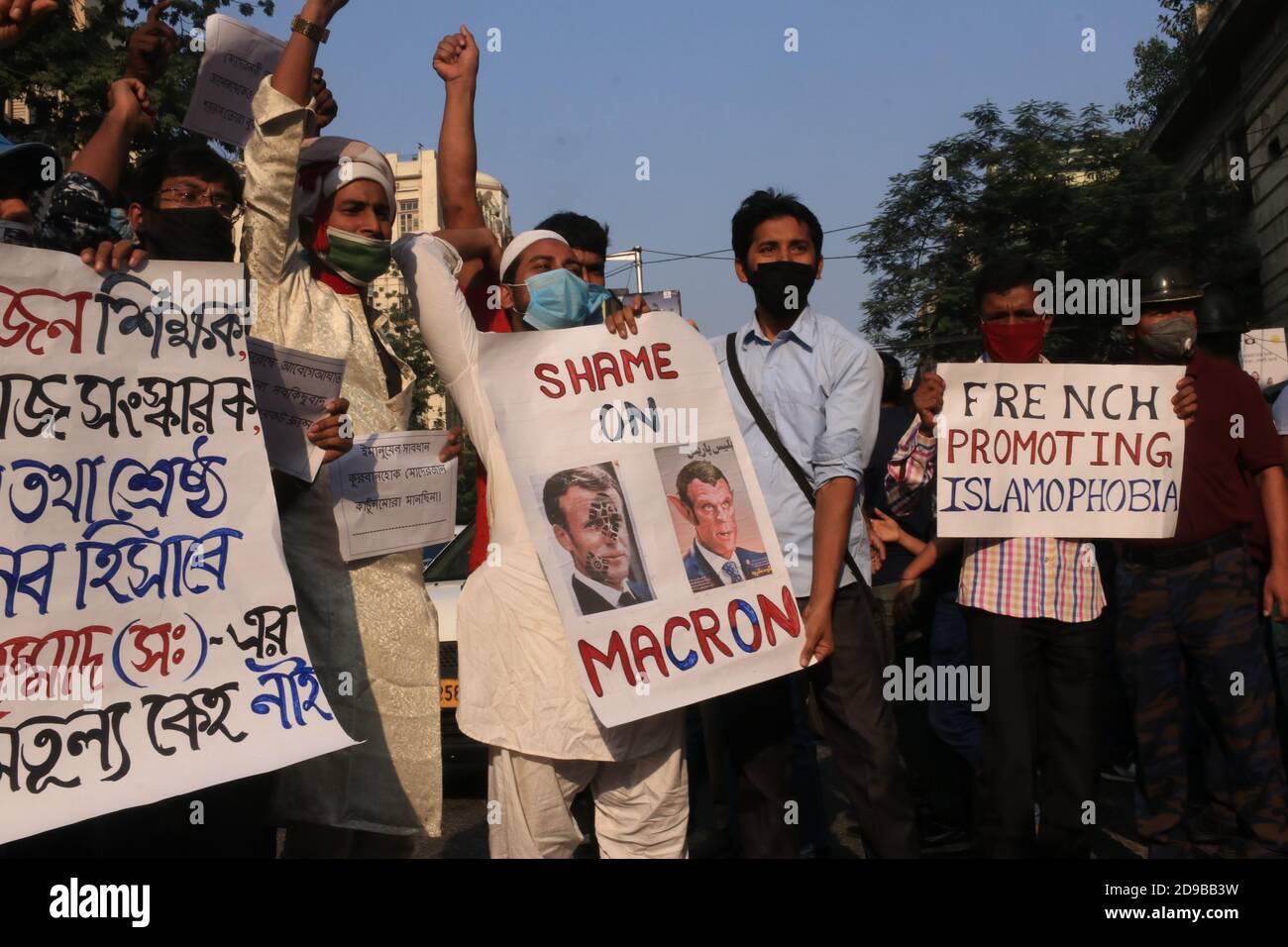 Kolkata, Inde. 04e novembre 2020. Les militants de la Fédération des jeunes de la minorité indienne et du Bengale tiennent des pancartes et brandent des slogans contre le président français Emmanuel Macron lors d'une manifestation exigeant des excuses de la part de Macron pour son refus de condamner la création et la publication de caricatures du prophète Mahomet à Kolkata. (Photo de Dipa Chakraborty/Pacific Press) crédit: Pacific Press Media production Corp./Alay Live News Banque D'Images