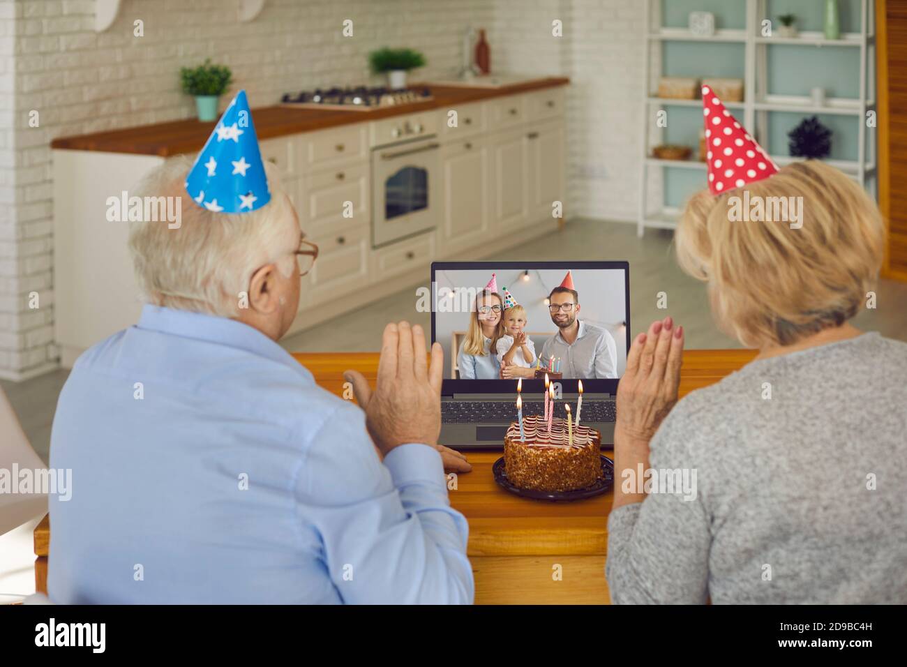 Vue Arriere Des Grands Parents Felicitant Leur Petit Fils De Son Anniversaire Par Un Appel Video Photo Stock Alamy Vue Arriere Des Grands Parents Felicitant Leur Petit Fils De Son Anniversaire Par Un Appel Video Photo Stock Alamy