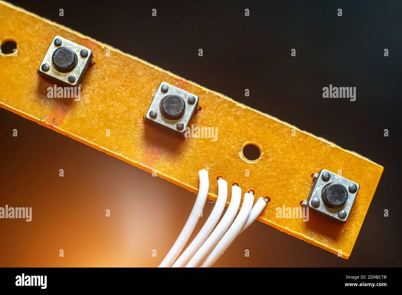 Les boutons de la carte de circuit imprimé se ferment sur un fond noir. Banque D'Images