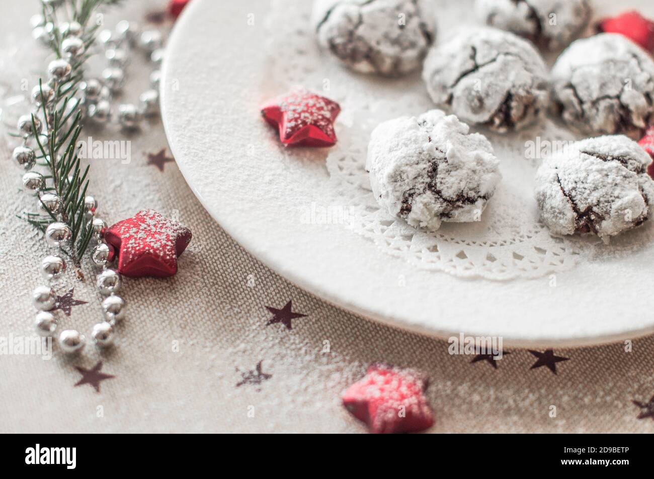 Assiette Ronde Avec Gateaux Au Chocolat Saupoudres De Sucre Glace Et Decoration Photo Stock Alamy