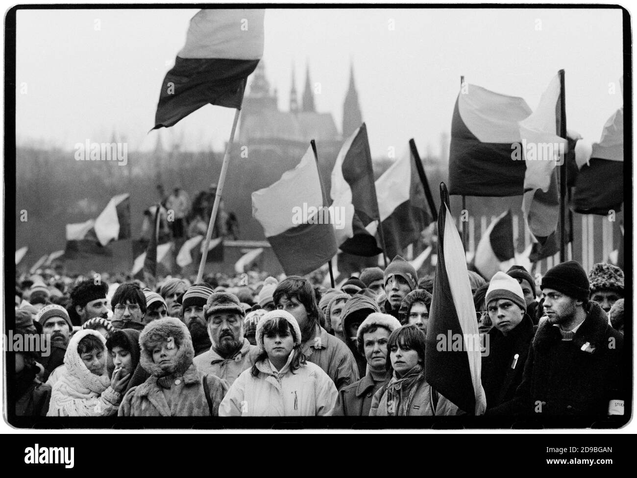 Tchécoslovaquie Révolution de velours Prague novembre 1989 scannée en 2020 démonstration à Letna Field près du stade Sparta avec des conférenciers Dubcek et Navel Wikipedia: La Révolution de velours (tchèque: Sametová révolution) ou la Révolution douce (slovaque: Nežná revolúcia) était une transition de pouvoir non violente dans ce qui était alors la Tchécoslovaquie, qui s'est produite du 17 novembre au 29 décembre 1989. Les manifestations populaires contre le gouvernement à parti unique du Parti communiste de Tchécoslovaquie comprenaient des étudiants et des dissidents plus âgés. Il en a résulté la fin de 41 ans de régime à parti unique en Tchécoslovaquie, et t Banque D'Images Tchécoslovaquie Révolution de velours Prague novembre 1989 scannée en 2020 démonstration à Letna Field près du stade Sparta avec des conférenciers Dubcek et Navel Wikipedia: La Révolution de velours (tchèque: Sametová révolution) ou la Révolution douce (slovaque: Nežná revolúcia) était une transition de pouvoir non violente dans ce qui était alors la Tchécoslovaquie, qui s'est produite du 17 novembre au 29 décembre 1989. Les manifestations populaires contre le gouvernement à parti unique du Parti communiste de Tchécoslovaquie comprenaient des étudiants et des dissidents plus âgés. Il en a résulté la fin de 41 ans de régime à parti unique en Tchécoslovaquie, et t Banque D'Images