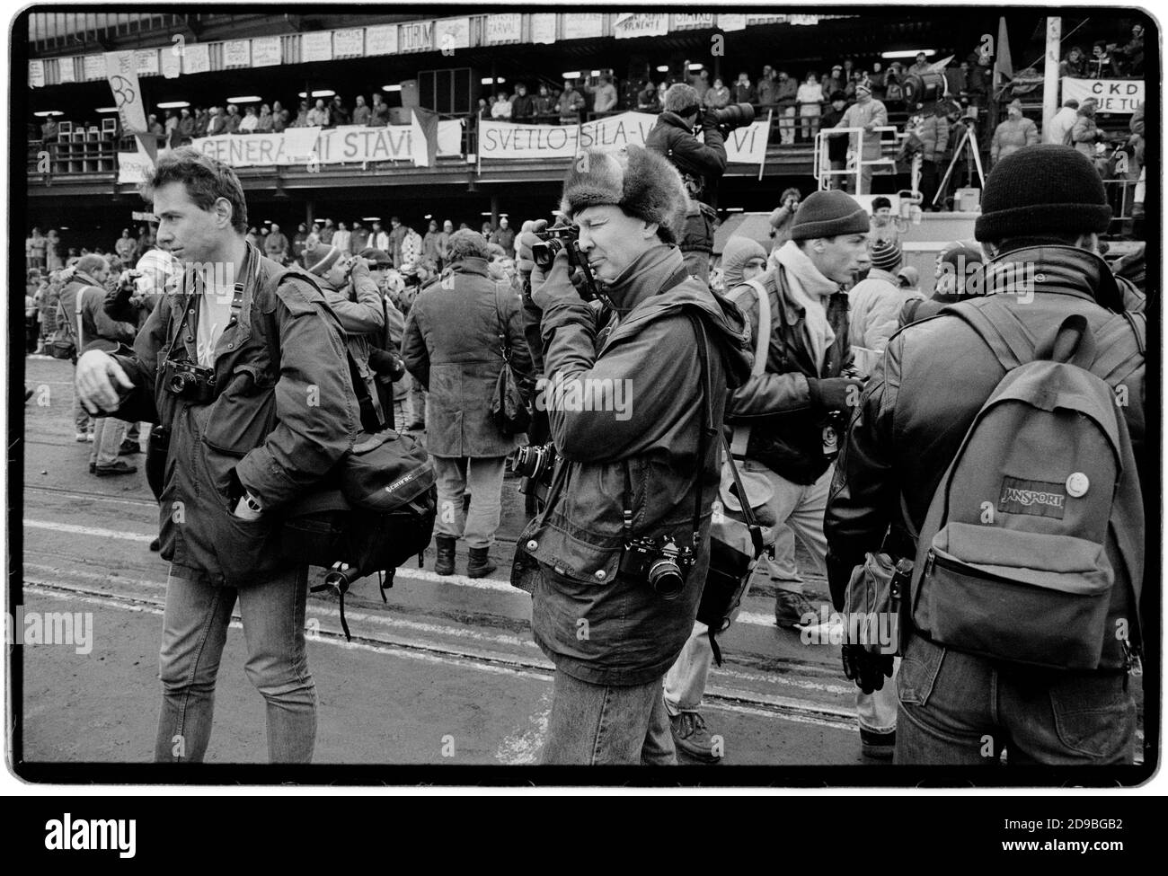 Tchécoslovaquie Révolution de velours Prague novembre 1989 scannée en 2020 démonstration à Letna Field près du stade Sparta avec des conférenciers Dubcek et Navel Wikipedia: La Révolution de velours (tchèque: Sametová révolution) ou la Révolution douce (slovaque: Nežná revolúcia) était une transition de pouvoir non violente dans ce qui était alors la Tchécoslovaquie, qui s'est produite du 17 novembre au 29 décembre 1989. Les manifestations populaires contre le gouvernement à parti unique du Parti communiste de Tchécoslovaquie comprenaient des étudiants et des dissidents plus âgés. Il en a résulté la fin de 41 ans de régime à parti unique en Tchécoslovaquie, et t Banque D'Images Tchécoslovaquie Révolution de velours Prague novembre 1989 scannée en 2020 démonstration à Letna Field près du stade Sparta avec des conférenciers Dubcek et Navel Wikipedia: La Révolution de velours (tchèque: Sametová révolution) ou la Révolution douce (slovaque: Nežná revolúcia) était une transition de pouvoir non violente dans ce qui était alors la Tchécoslovaquie, qui s'est produite du 17 novembre au 29 décembre 1989. Les manifestations populaires contre le gouvernement à parti unique du Parti communiste de Tchécoslovaquie comprenaient des étudiants et des dissidents plus âgés. Il en a résulté la fin de 41 ans de régime à parti unique en Tchécoslovaquie, et t Banque D'Images