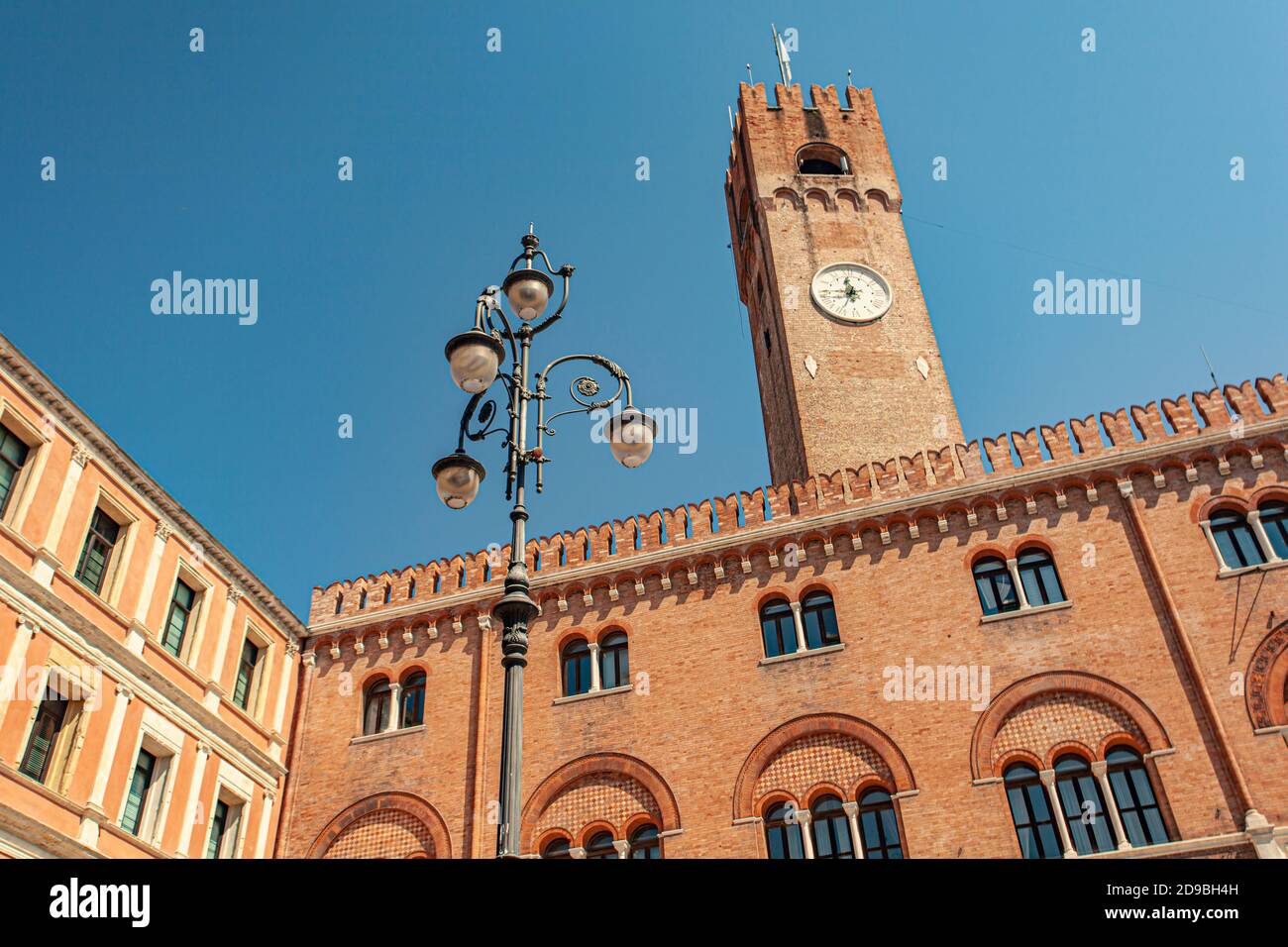 Tour de l'horloge ou Torre Civica en italien à Trévise in L'Italie dans un jour ensoleillé Banque D'Images