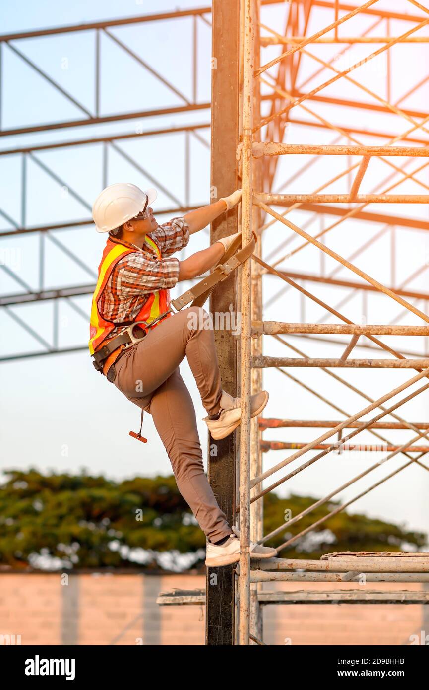 Ouvrier de construction grimpant échafaudage, Thaïlande Banque D'Images