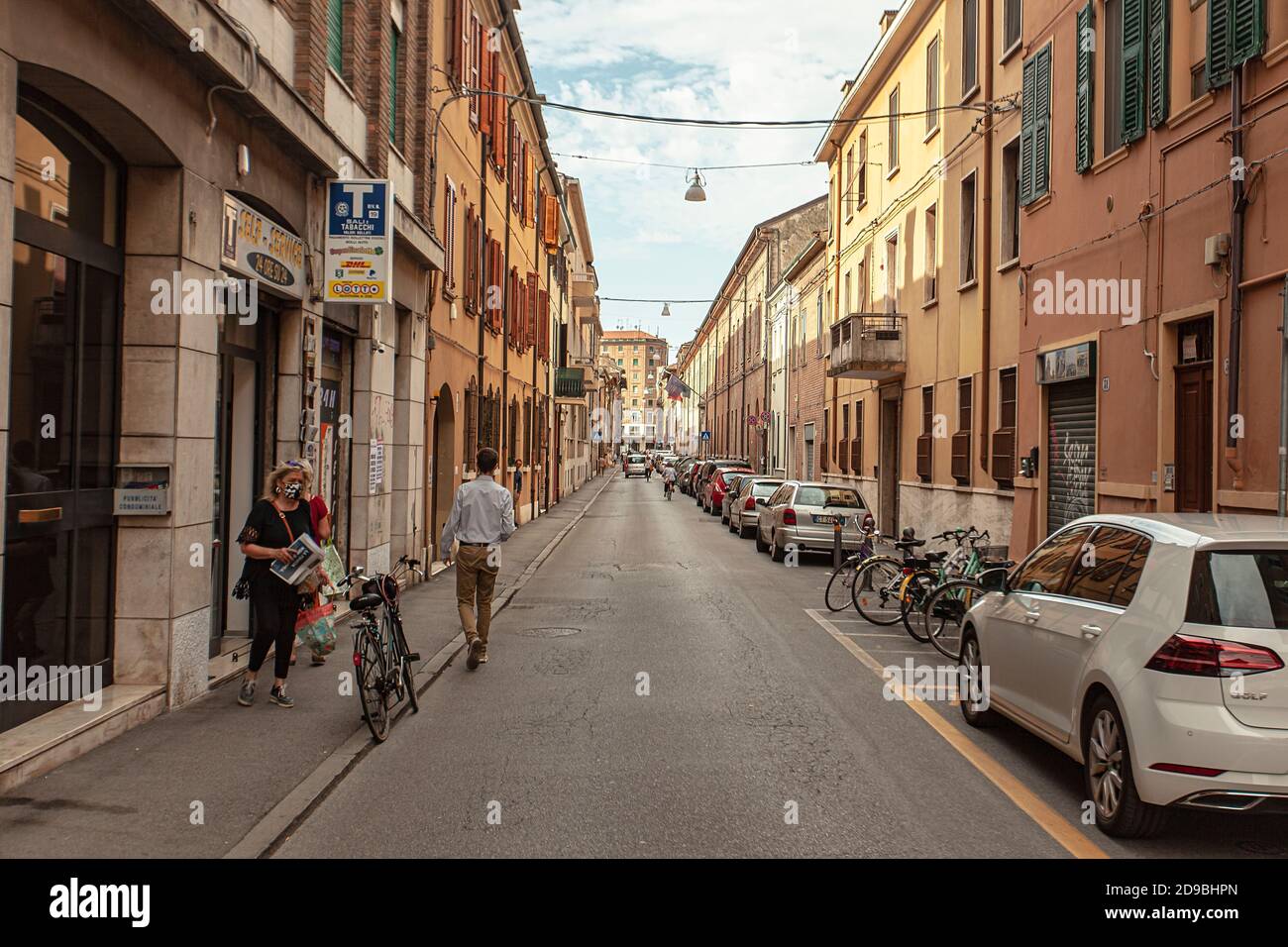 FERRARA, ITALIE 29 JUILLET 2020 : personnes dans la vie de rue à Ferrara en Italie Banque D'Images