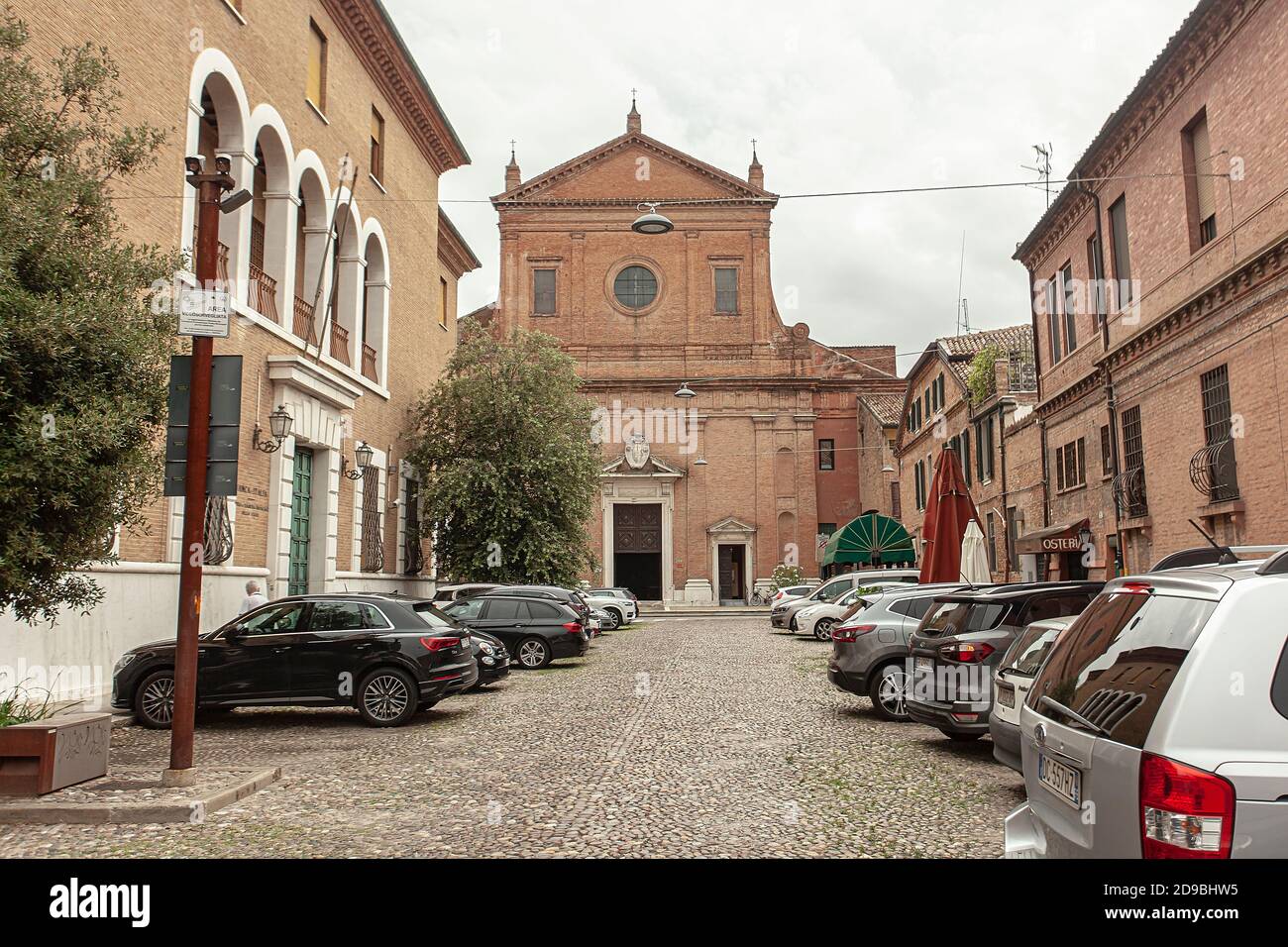 FERRARA, ITALIE 29 JUILLET 2020 : DÉTAIL d'une église à Ferrara en Italie Banque D'Images