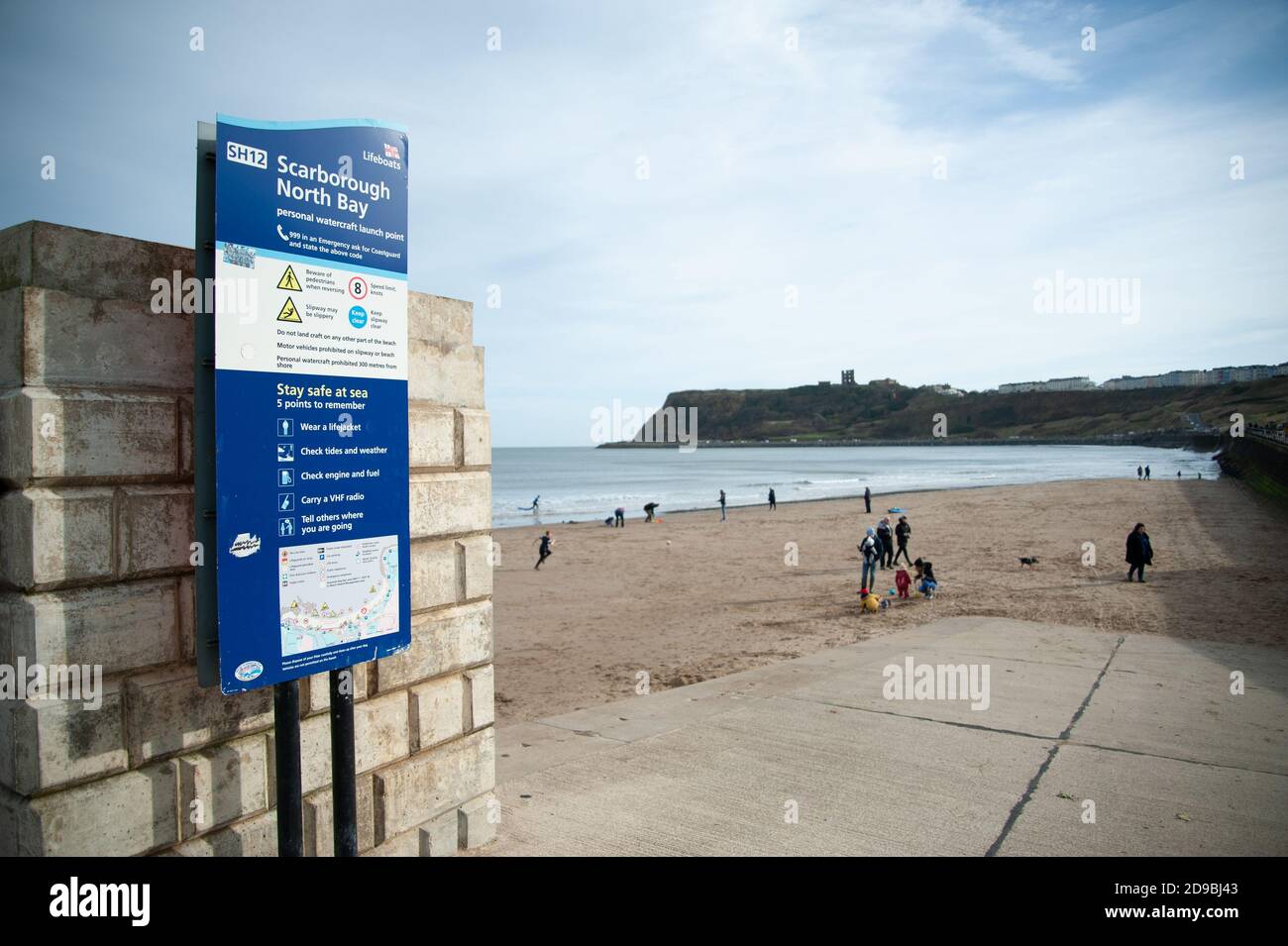 Panneau d'information à l'entrée de la plage, Scarborough North Bay, Yorkshire, Angleterre Banque D'Images