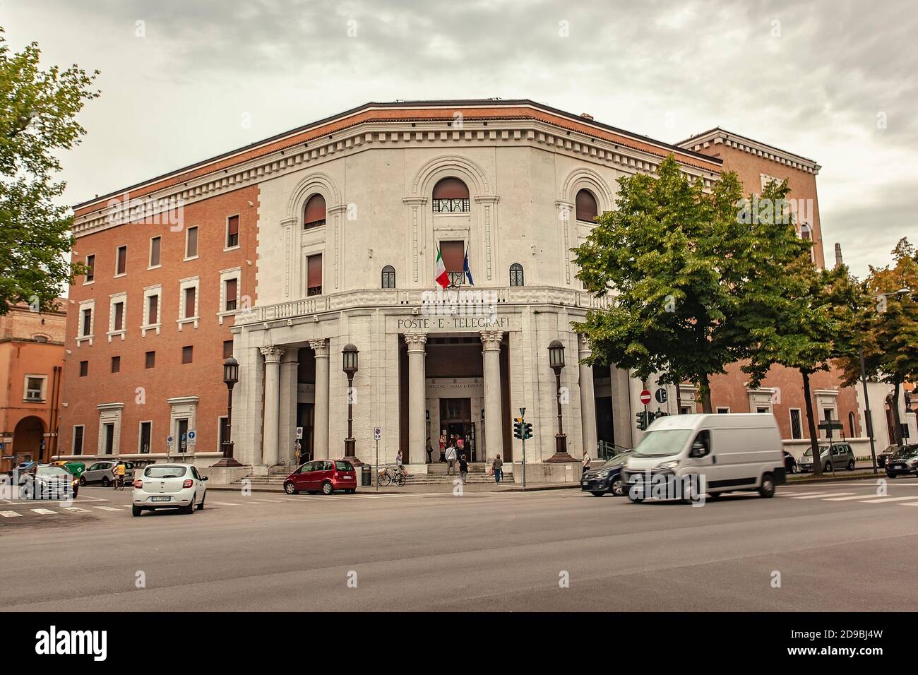 FERRARA, ITALIE 29 JUILLET 2020 : immeuble de bureaux de poste à Ferrara en Italie Banque D'Images