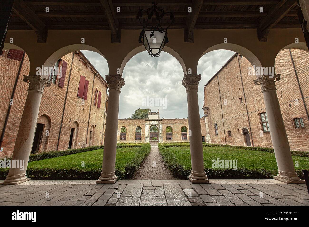 Jardin intérieur du Palazzo dei Diamanti, un célèbre bâtiment historique à Ferrara en Italie Banque D'Images