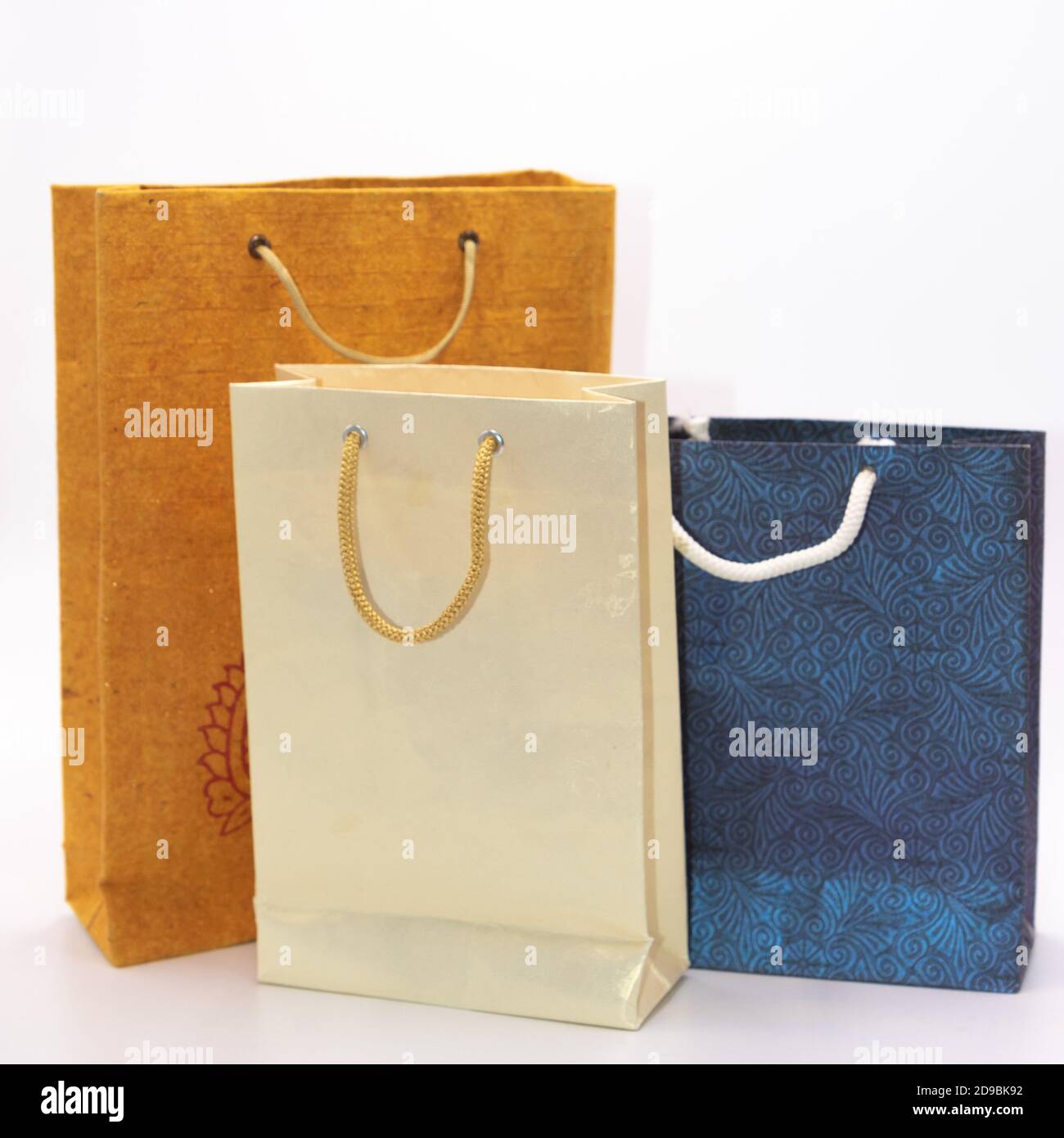 Sacs de transport en papier fait à la main de différentes tailles et couleurs Banque D'Images