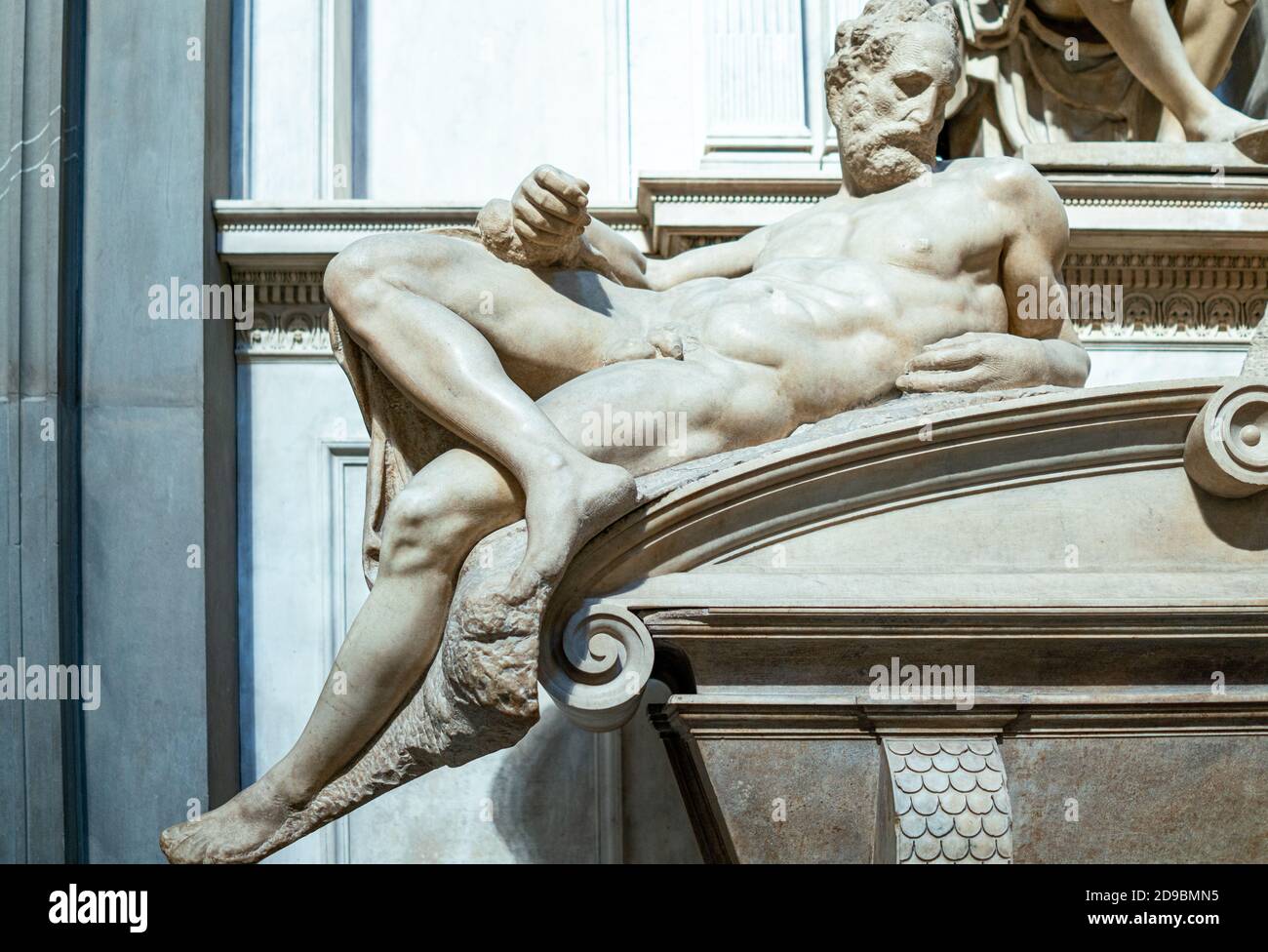 Florence, Italie - 14 février 2019 : chapelles Medici, tombeau du duc d'Urbino, par Michel-Ange, détail de la statue recelée répresentant le D Banque D'Images