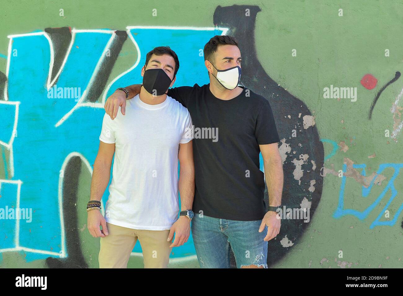 Deux amis utilisant un masque facial à l'extérieur. Concept amitié nouvelle norme Banque D'Images