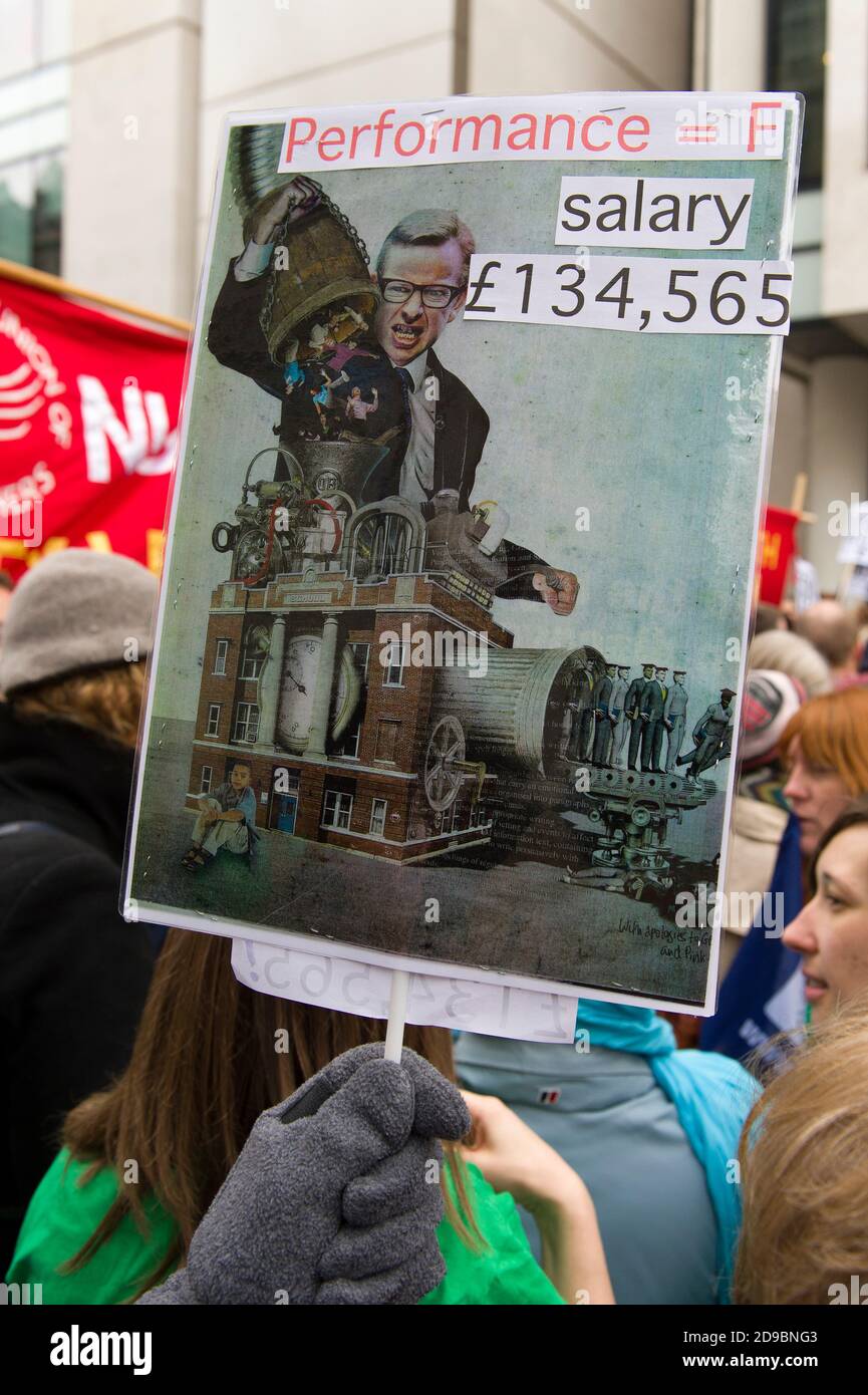 Mars en faveur de la grève nationale des enseignants de 24 heures en Angleterre et au pays de Galles, appelée par NUT (National Union of Teachers). La grève a pour but de protester contre les réformes du gouvernement en matière d'éducation mises en place sous la direction de Michael Gove, secrétaire d'État conservateur à l'éducation, y compris les changements de salaire et de conditions des enseignants. La marche a commencé à Portland place et s'est terminée sur la place du Parlement. Portland place, Londres, Royaume-Uni. 26 mars 2014 Banque D'Images