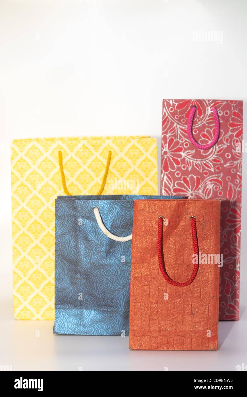 Sacs de transport en papier fait à la main de différentes tailles et couleurs Banque D'Images