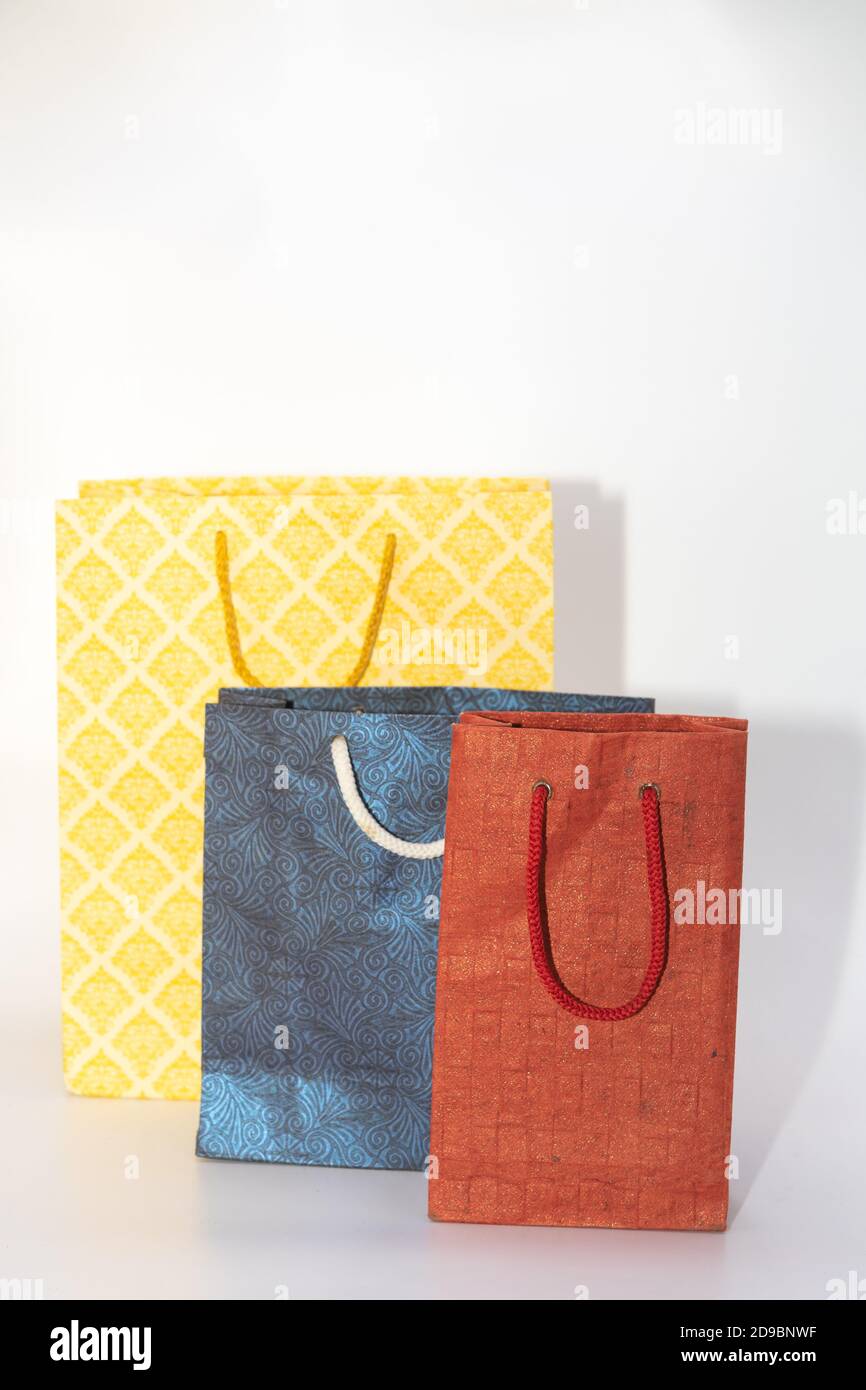 Sacs de transport en papier fait à la main de différentes tailles et couleurs Banque D'Images