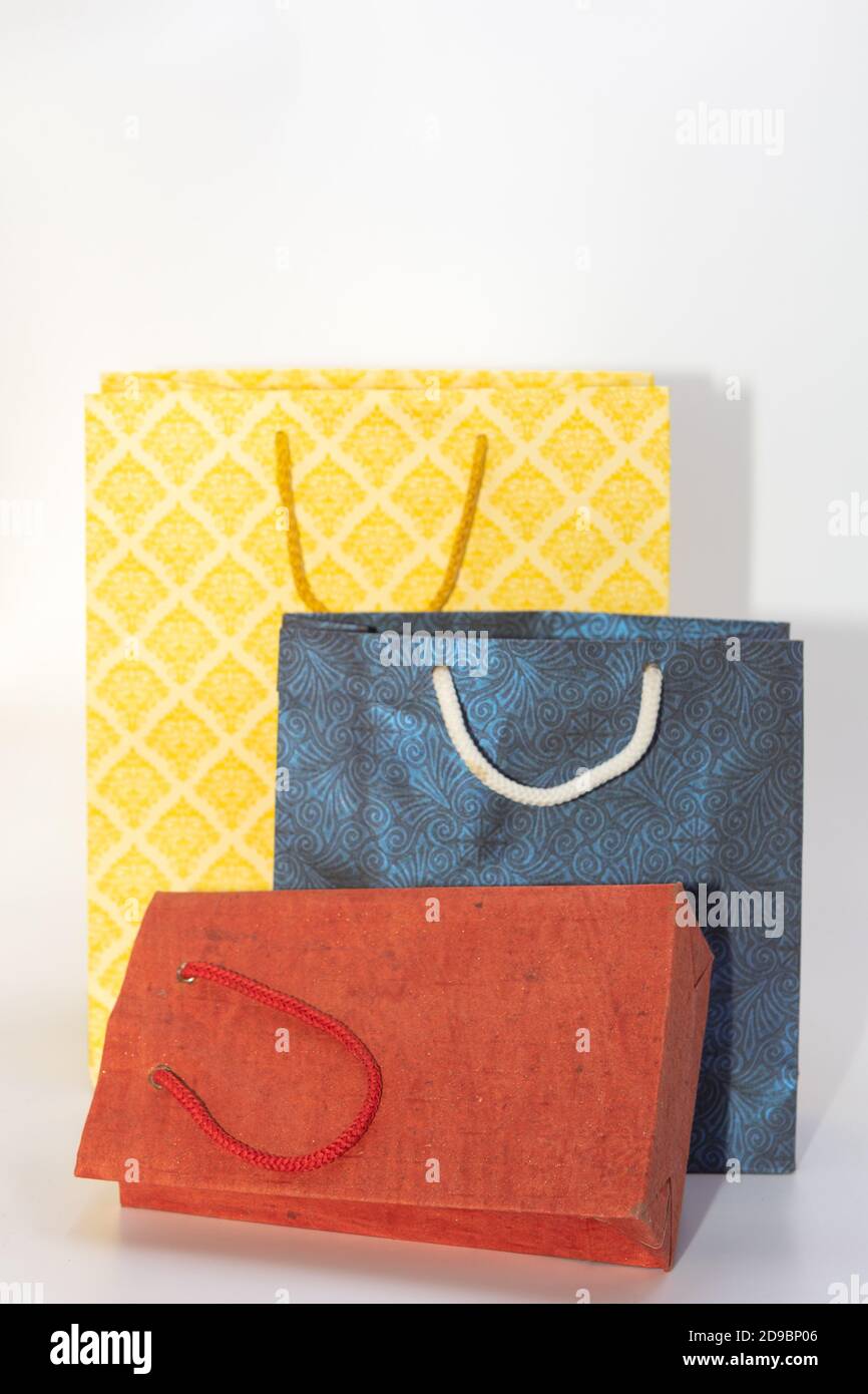 Sacs de transport en papier fait à la main de différentes tailles et couleurs Banque D'Images